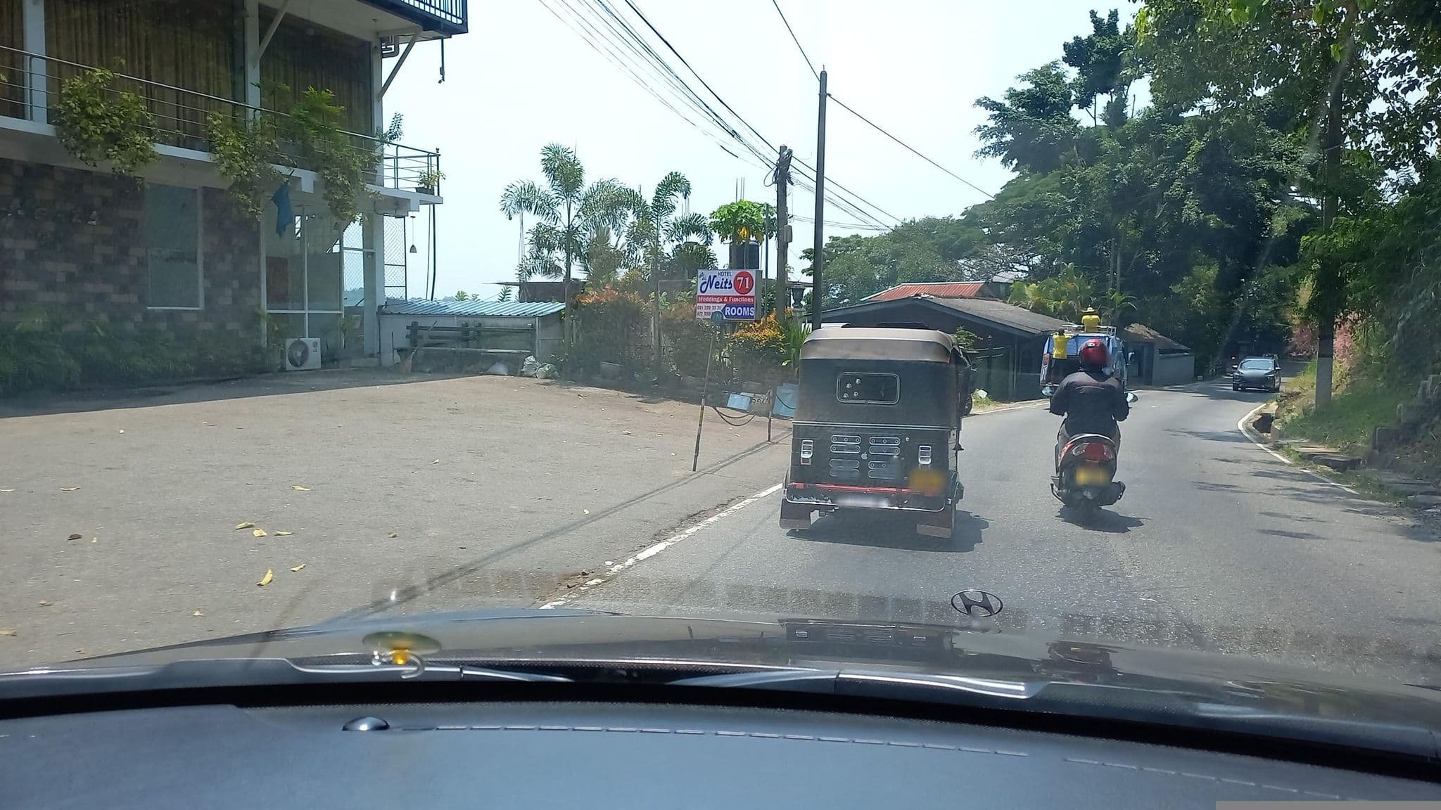 Street view near Hotel Neits 71, Kandy