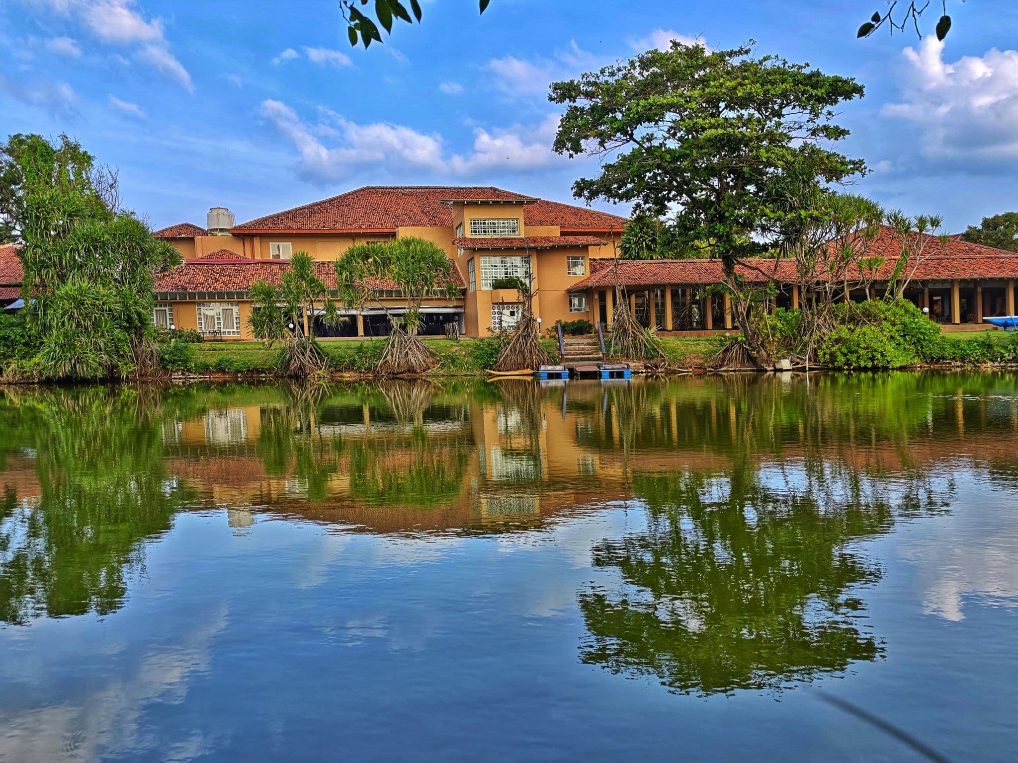 Street view near Club Palm Bay Hotel, Chilaw — © km2bp (CC BY-SA · Mapillary)