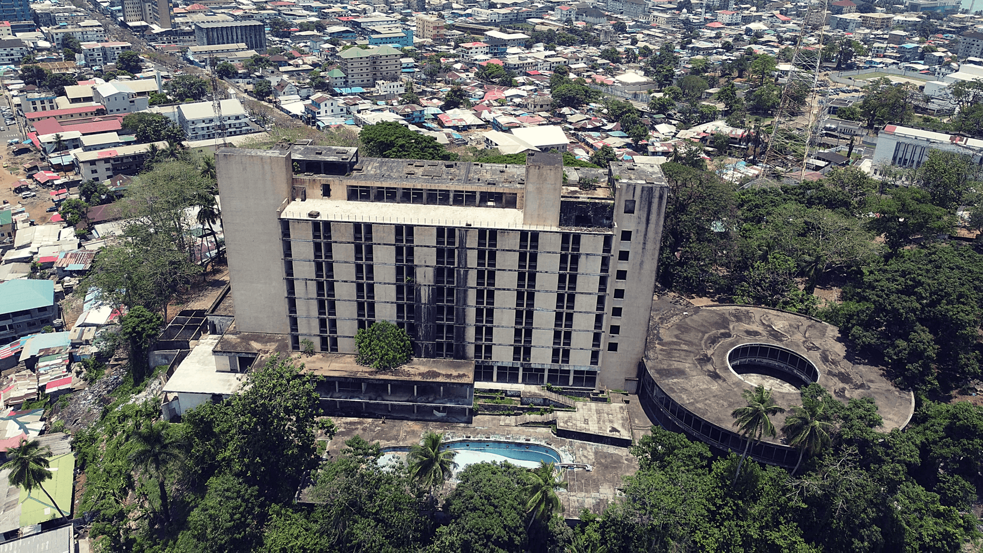 Ducor Intercontinental Hotel (via Wikimedia Commons, CC BY 4.0)
