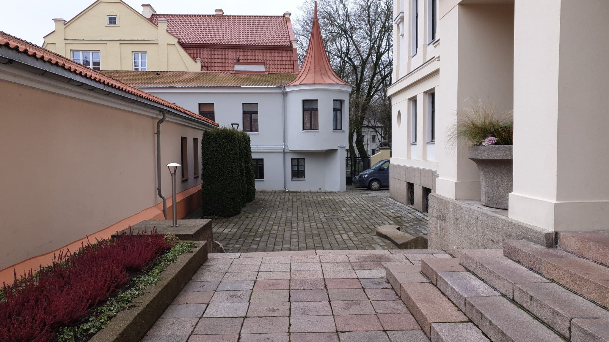 Street view near Kauno arkivyskupijos svečių namai, Kaunas — © aleksasfi (CC BY-SA · Mapillary)