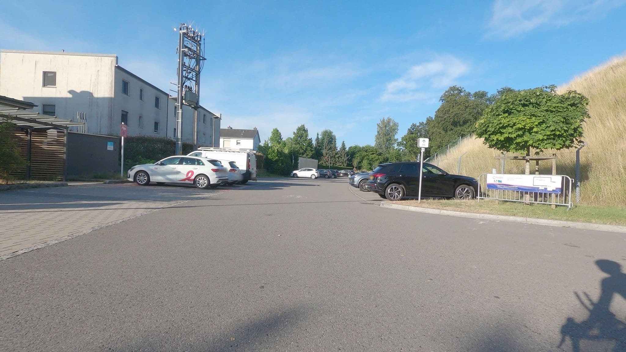 Street view near Charlie's Gare, Senningerberg — © AlexTrier (CC BY-SA · Mapillary)