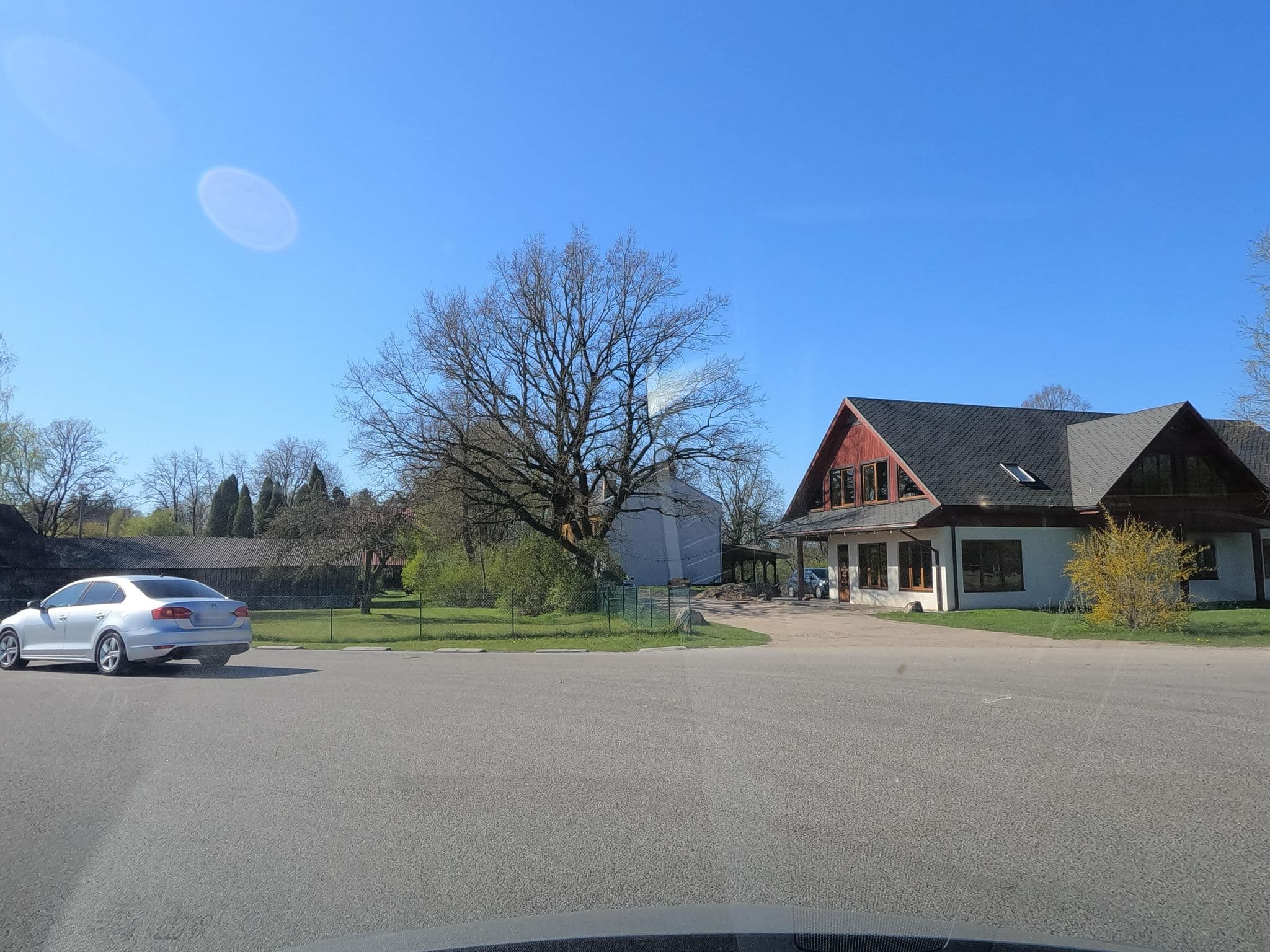 Street view near Viesu māja "Dzirnaviņas", Jaunpils — © karlis (CC BY-SA · Mapillary)