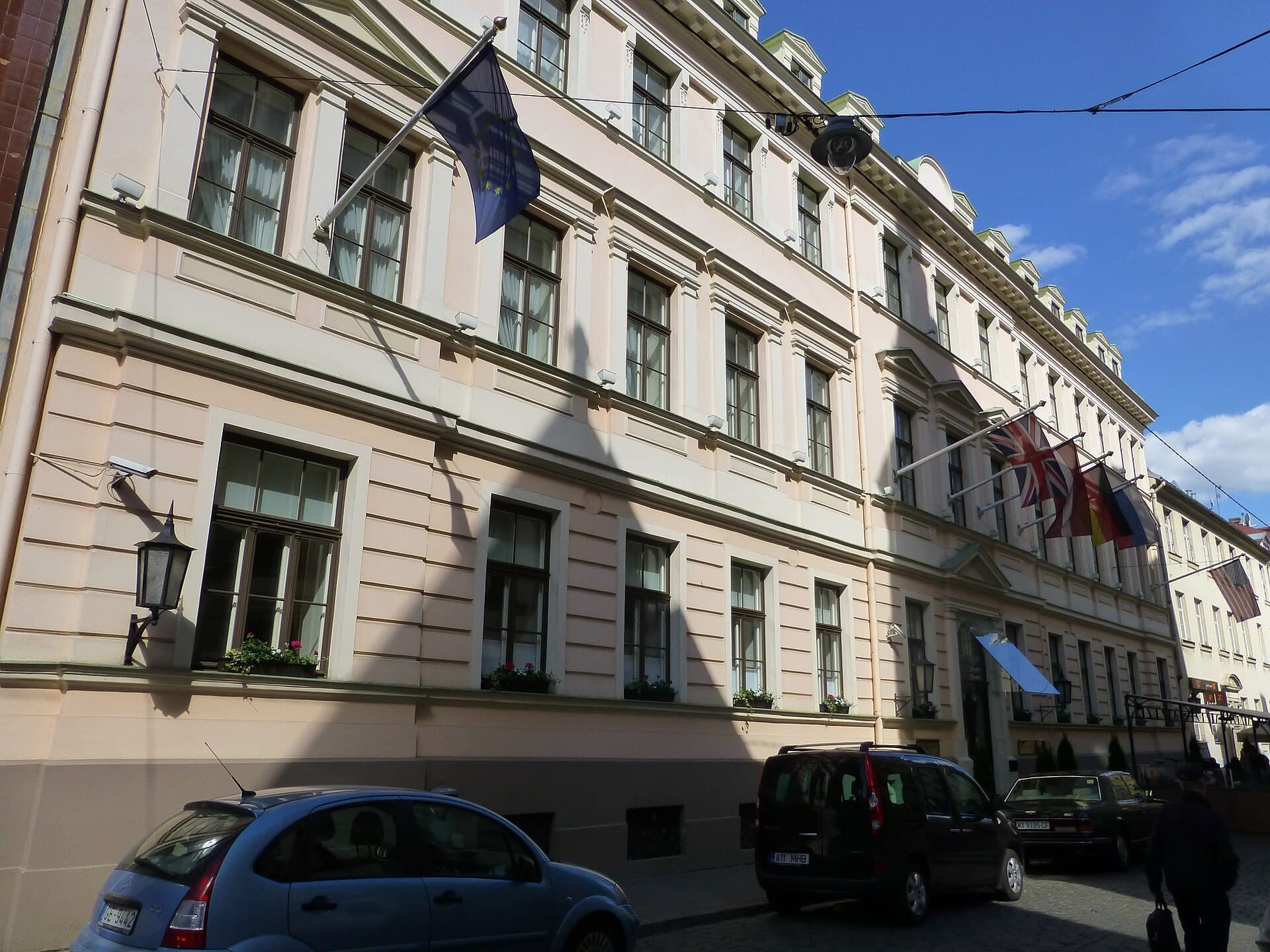 Grand Palace Hotel (via Wikimedia Commons, CC BY 3.0)