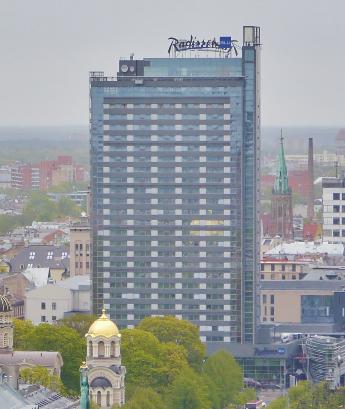 Radisson Blu - Hotel Latvija (via Wikimedia Commons, CC BY-SA 4.0)