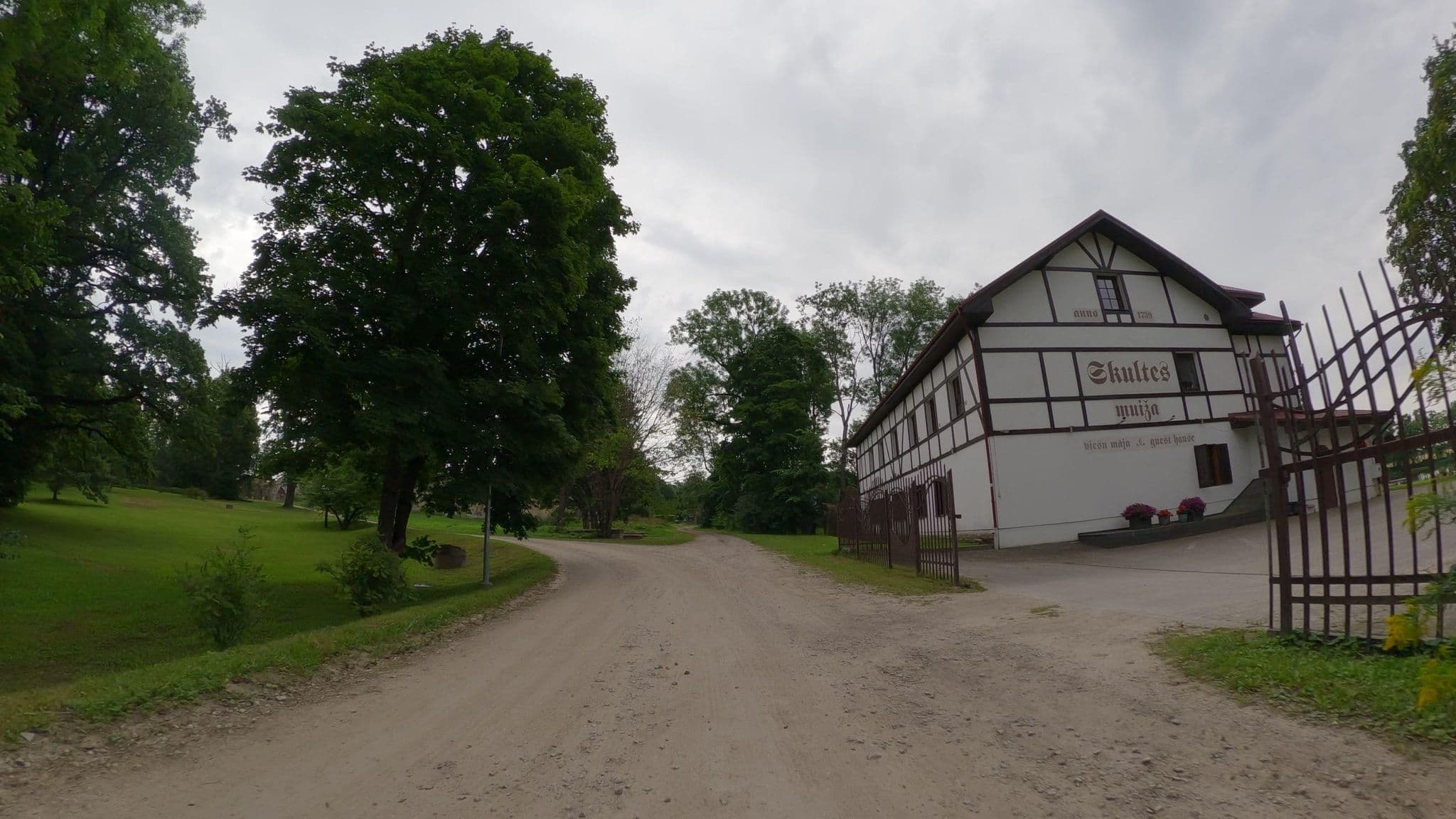 Street view near Viesu nams 'Skultes Muiža', Saulkrasti — © hellphoto (CC BY-SA · Mapillary)
