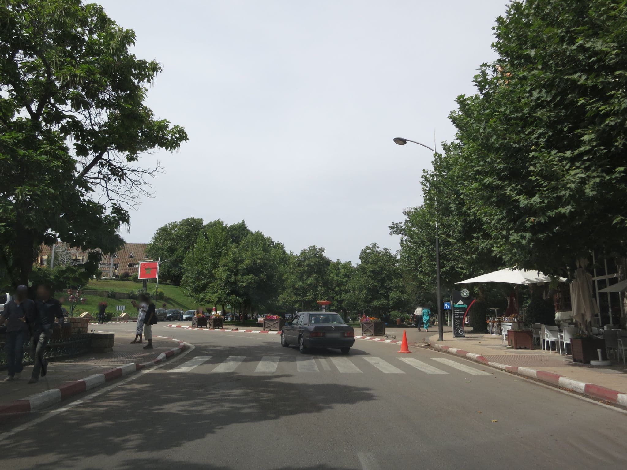Street view near Chamonix ⵛⴰⵎⵓⵏⵉ شاموني, Ifrane — © lto (CC BY-SA · Mapillary)
