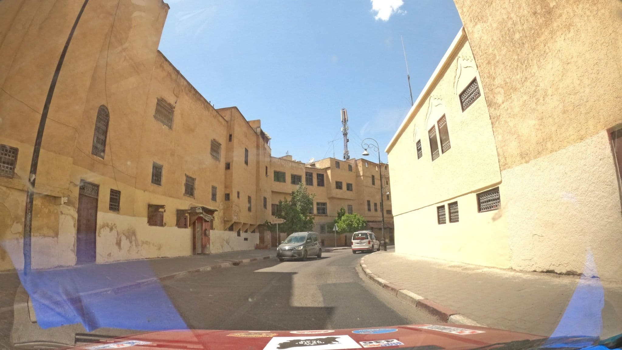 Street view near Riad Oumkaltoum, Fès al Bali — © masterofnoroad (CC BY-SA · Mapillary)