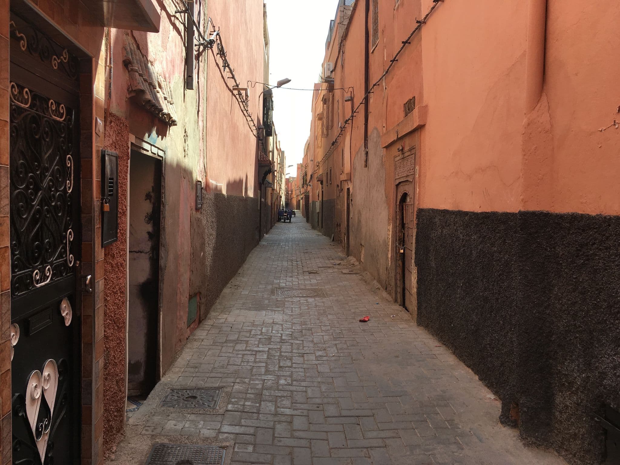 Street view near Riad, Marrakesh — © chrisbeddow (CC BY-SA · Mapillary)
