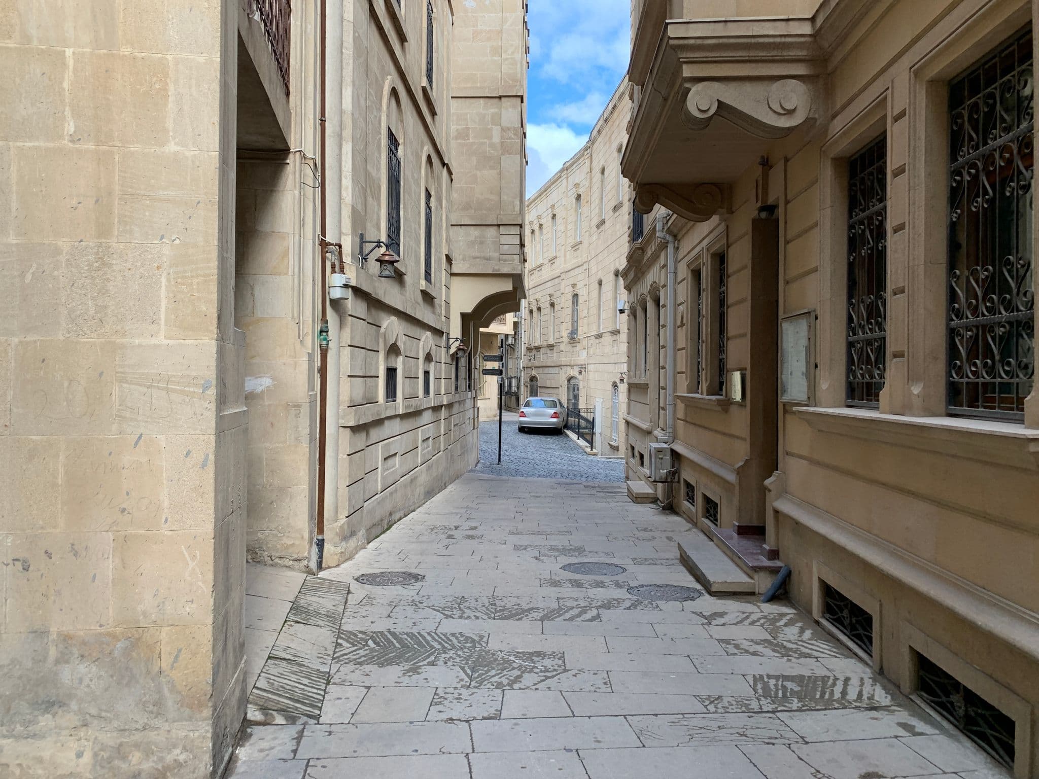 Street view near Old Bake Otel, Badamdar — © robot8a (CC BY-SA · Mapillary)