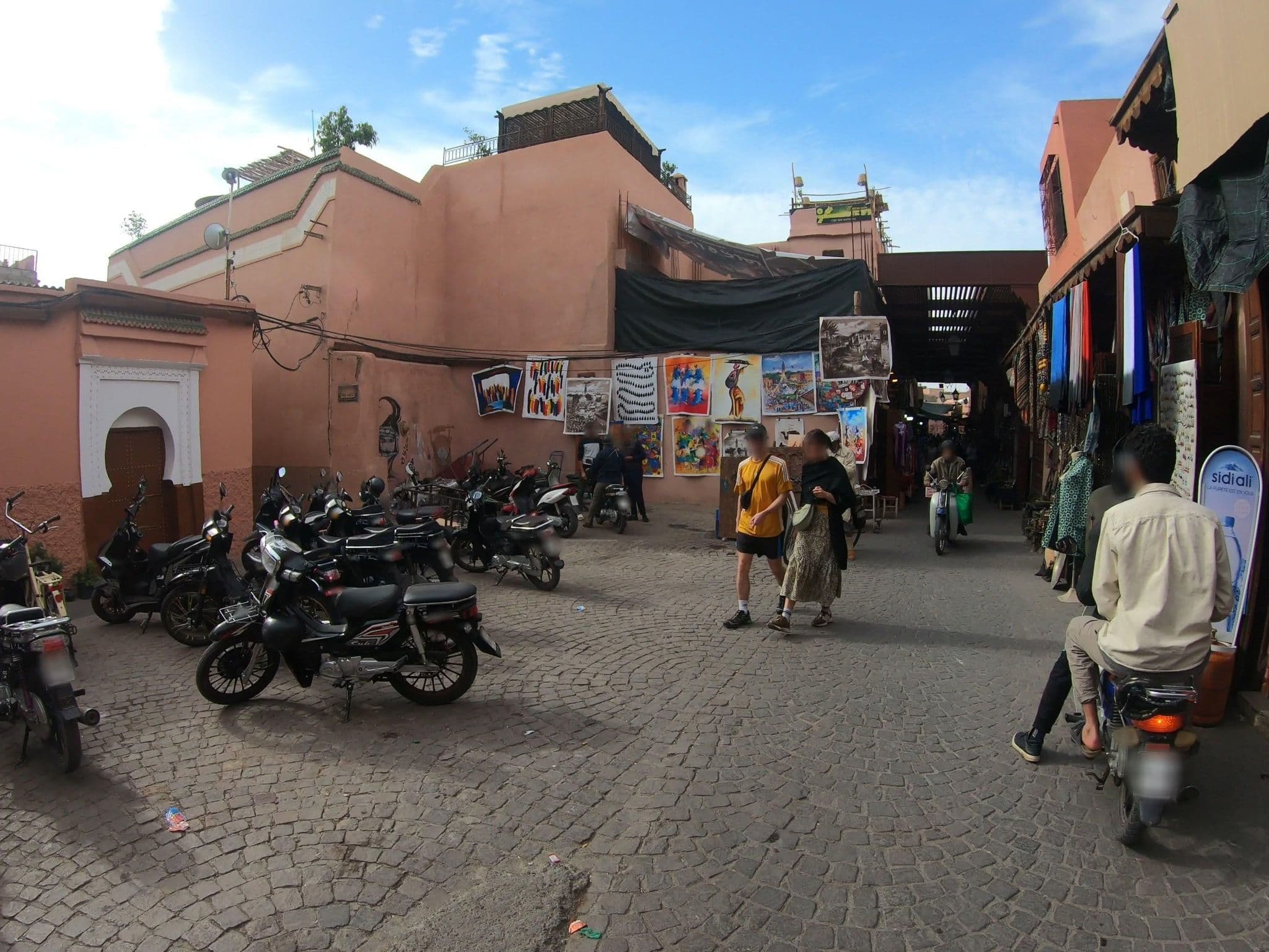 Street view near Ryad, Marrakesh — © algirdasc (CC BY-SA · Mapillary)