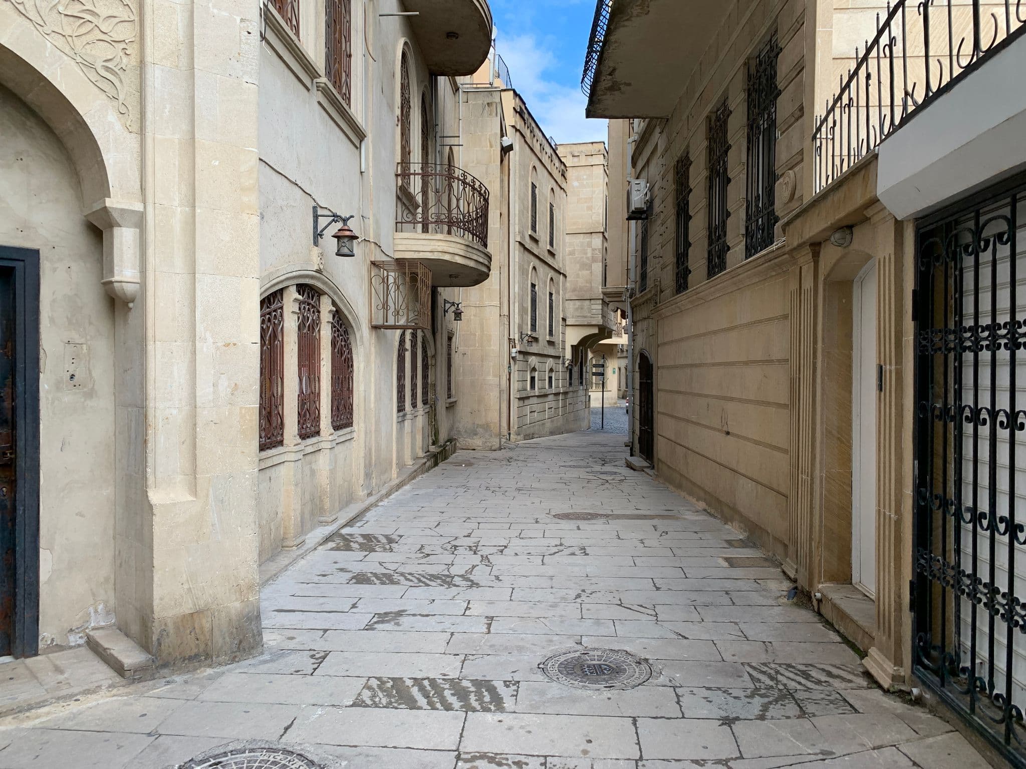 Street view near Böyük Qala Otel, Badamdar — © robot8a (CC BY-SA · Mapillary)
