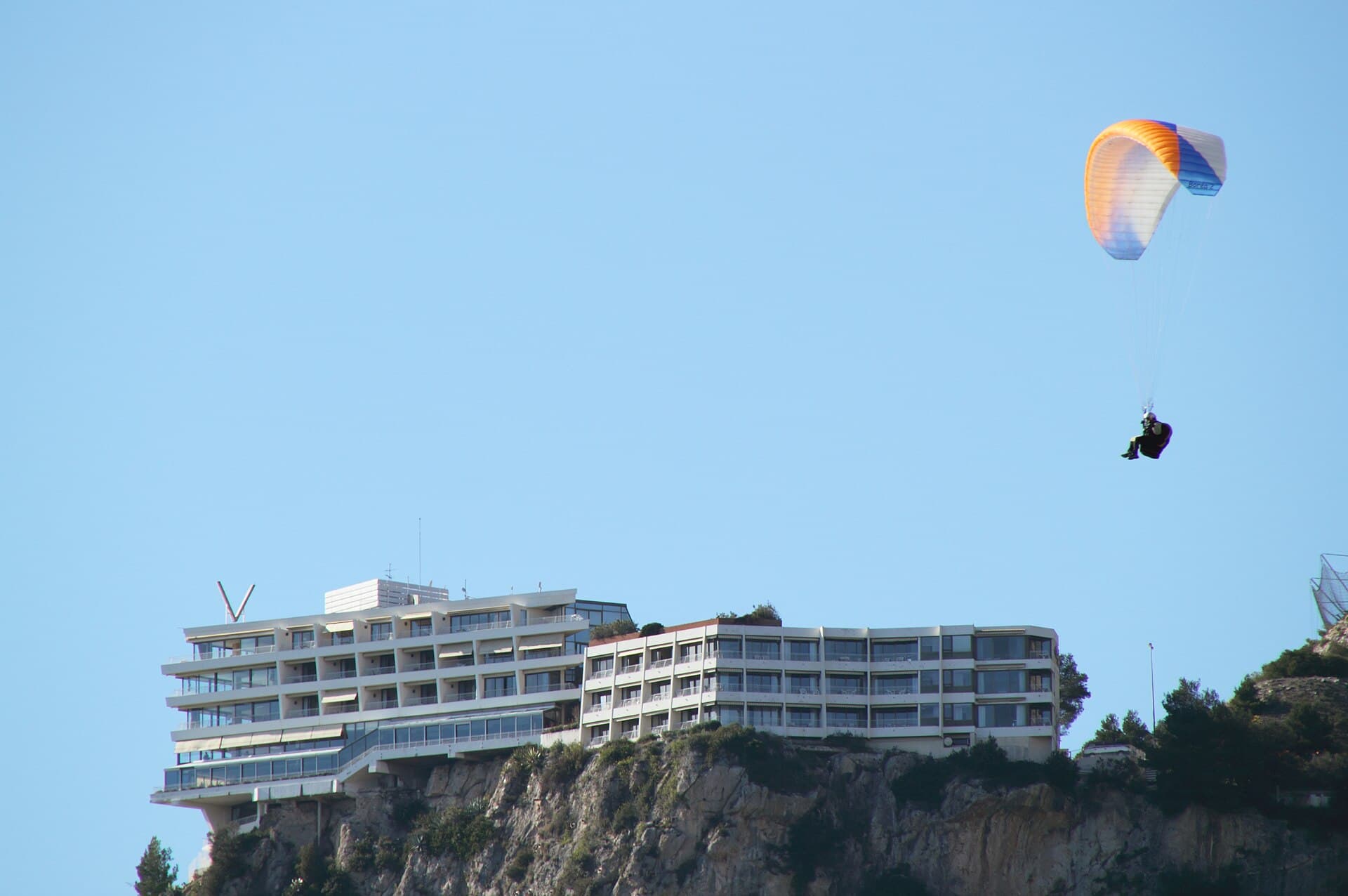 The Maybourne Riviera (via Wikimedia Commons, CC BY-SA 2.0)