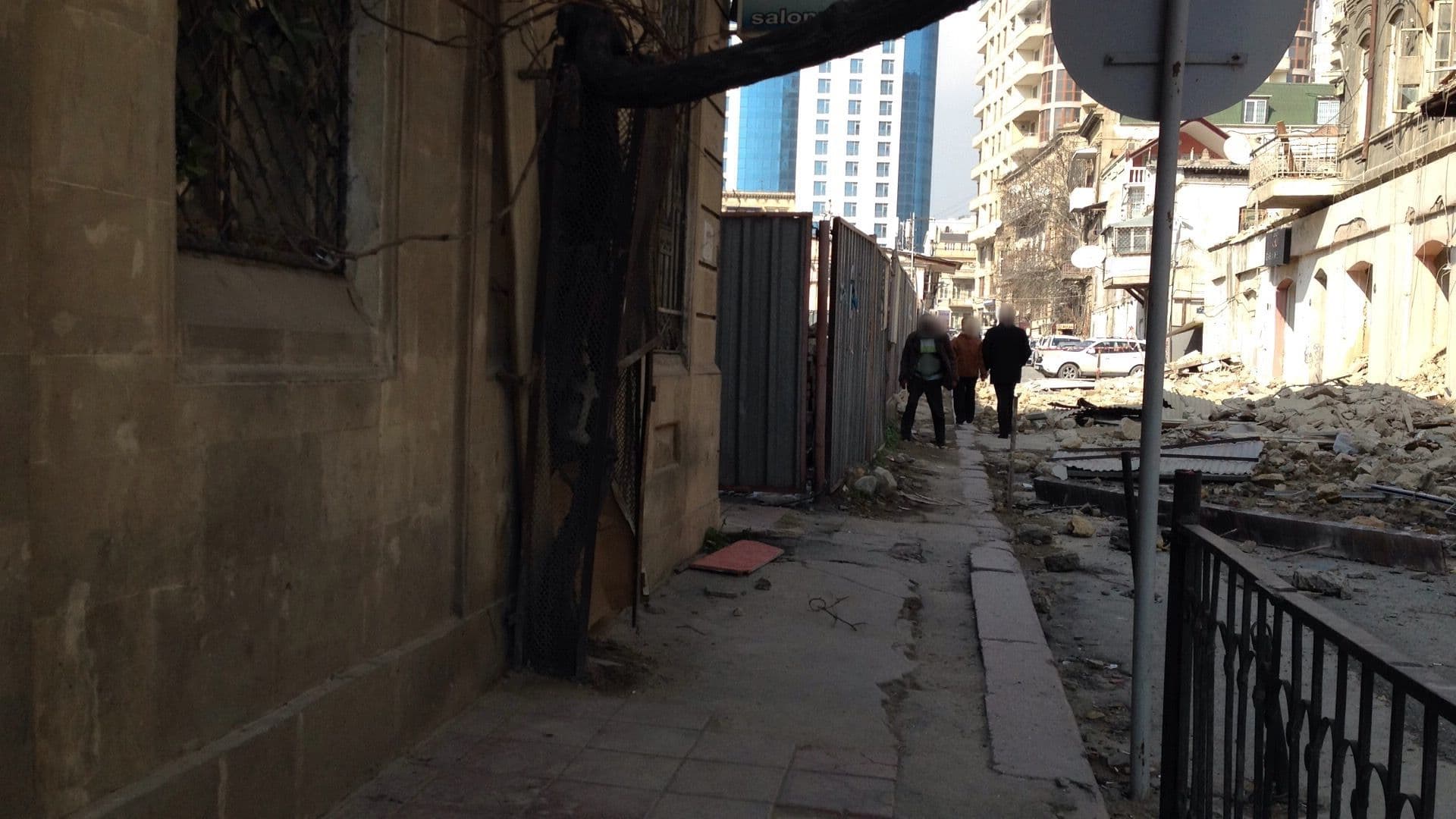 Street view near Cheeky Carabao Backpackers Hostel, Baku — © geomapper69 (CC BY-SA · Mapillary)