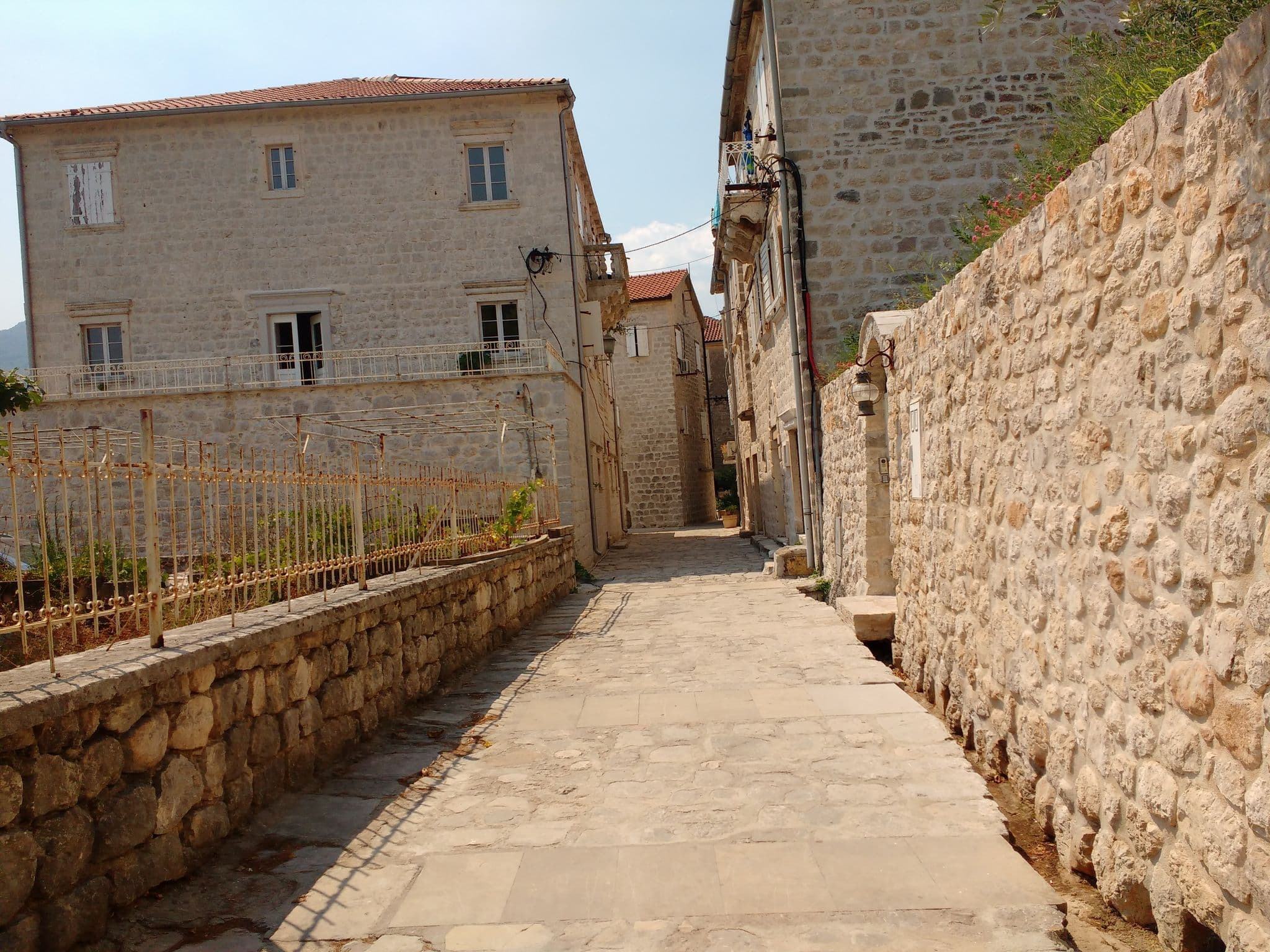 Street view near Sunny Port, Risan — © tiagofassoni (CC BY-SA · Mapillary)