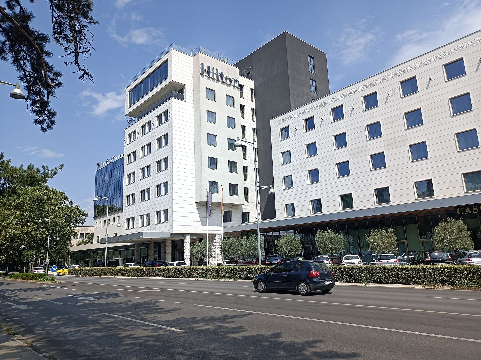 Hilton Podgorica Crna Gora (via Wikimedia Commons, CC BY-SA 3.0)