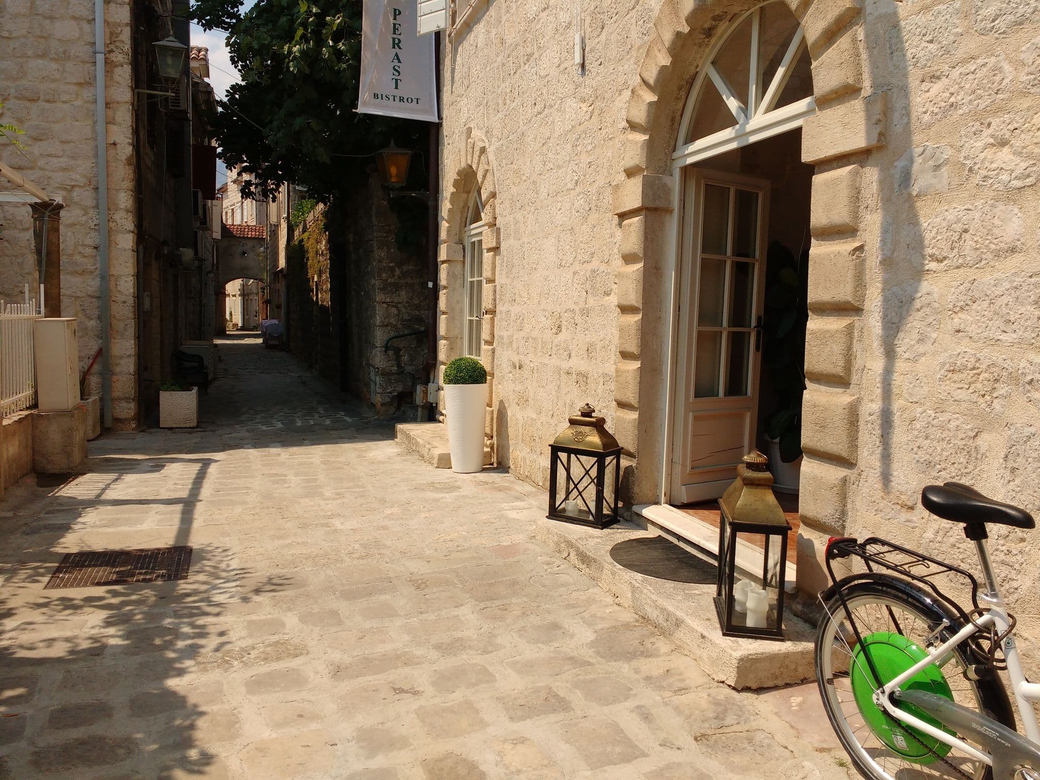 Street view near Vila Perast, Risan — © tiagofassoni (CC BY-SA · Mapillary)