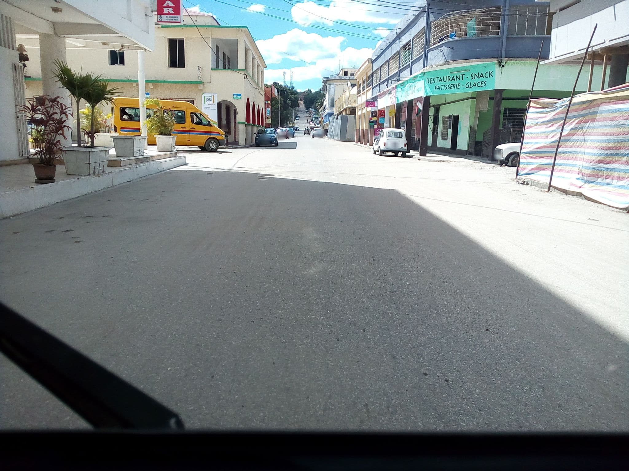 Street view near Rahate Hôtel, Mahajanga — © eric_s (CC BY-SA · Mapillary)