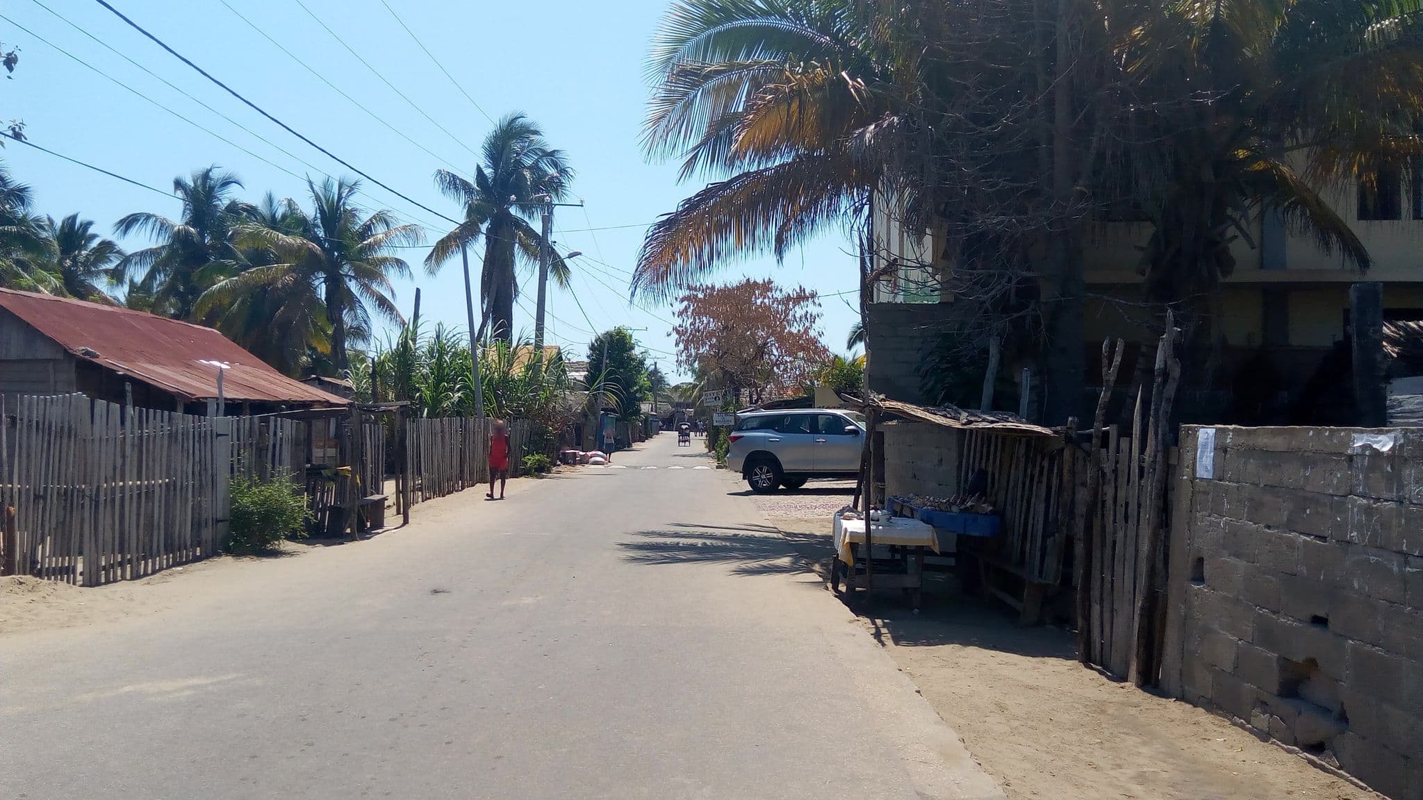 Street view near Les 3 Cocotiers Hotel, Morondava — © tetegron (CC BY-SA · Mapillary)