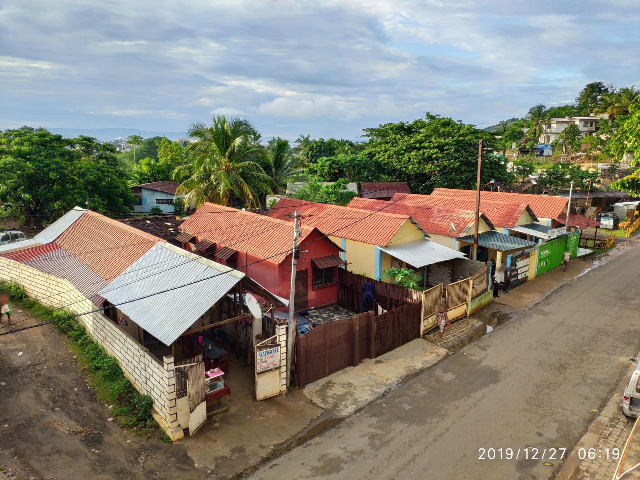 Street view near Bel Hotel, Hell-Ville — © km2bp (CC BY-SA · Mapillary)