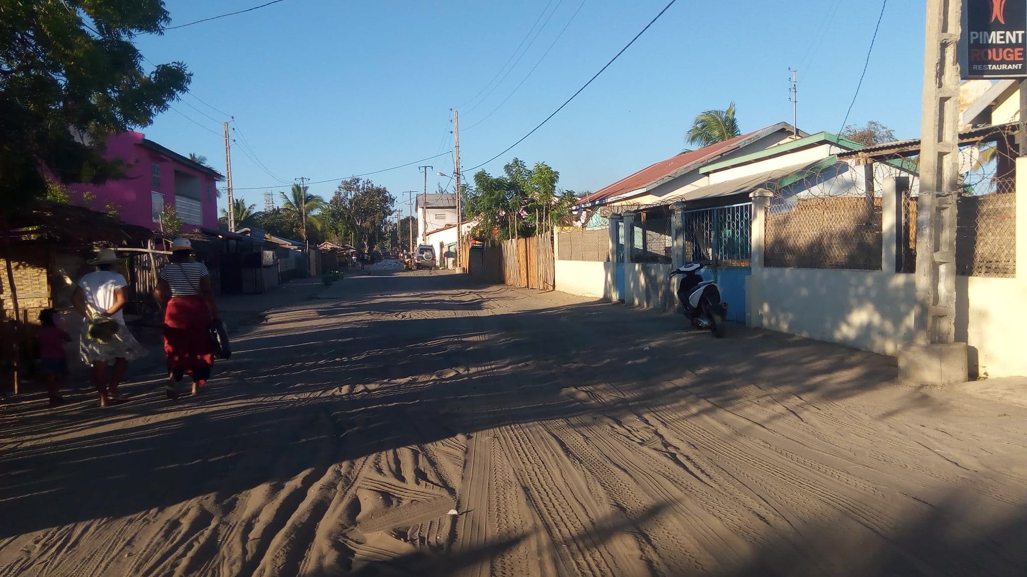 Street view near Hotel Sharon Menabe, Morondava — © tetegron (CC BY-SA · Mapillary)