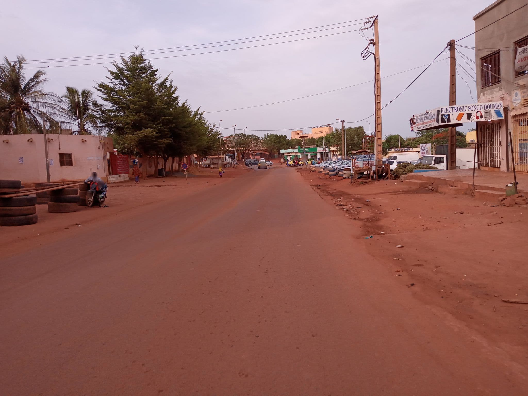 Street view near Hôtel Fleur de Thé, Kalaban Koro — © lassine77 (CC BY-SA · Mapillary)