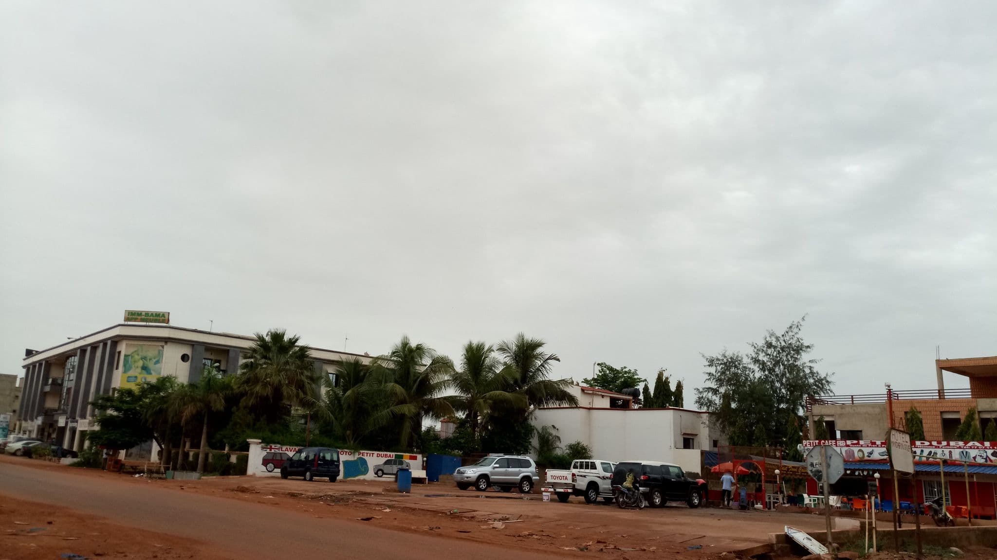 Street view near Hotel Golf Plaza, Kalaban Koro — © akeamazan (CC BY-SA · Mapillary)