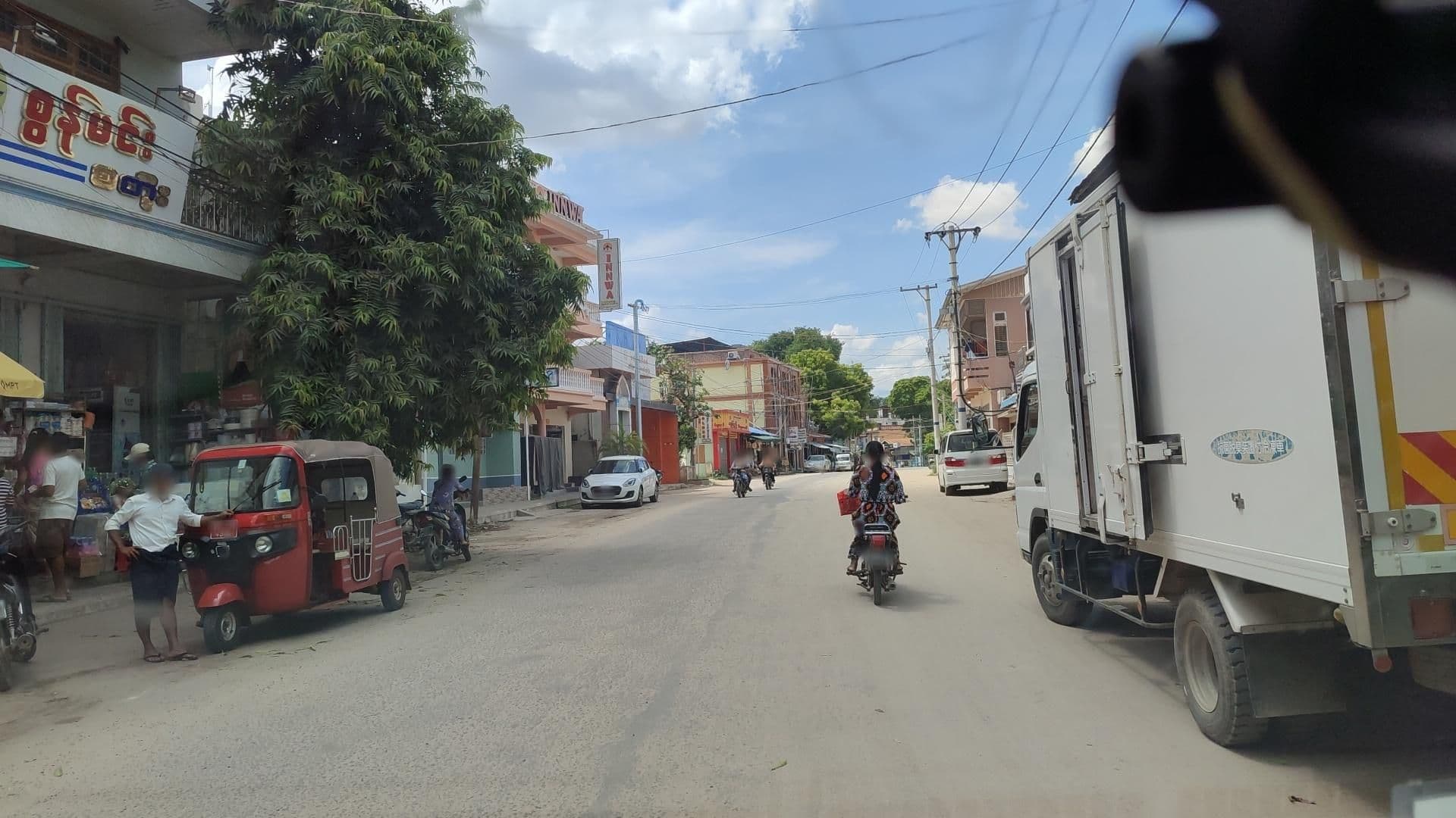 Street view near Shwe Li, Nyaung-U