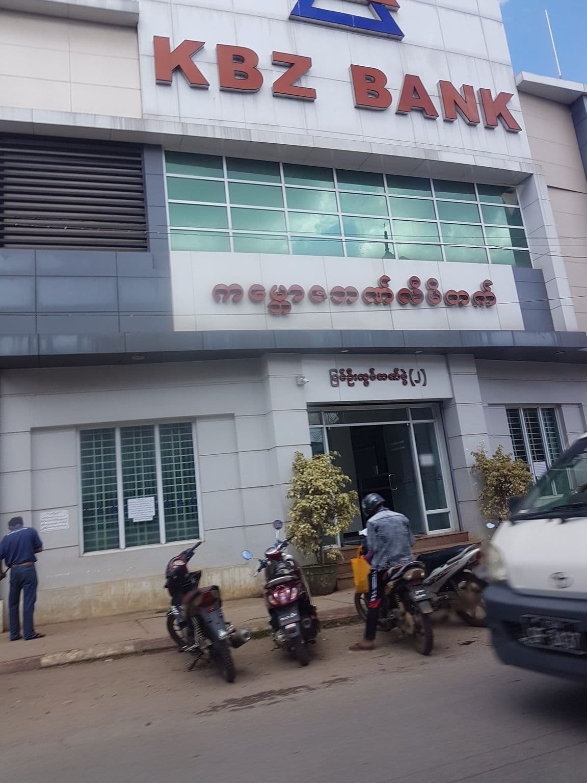 Street view near Hotel Maymyo Sa Khan Thar, Pyin Oo Lwin — © aungphone (CC BY-SA · Mapillary)