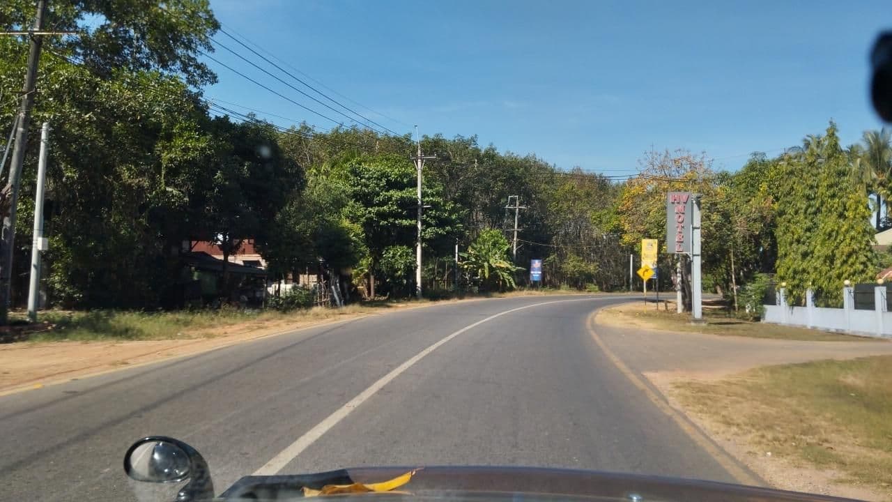 Street view near Holiday Villa Motel, Thanbyuzayat — © roadroid (CC BY-SA · Mapillary)