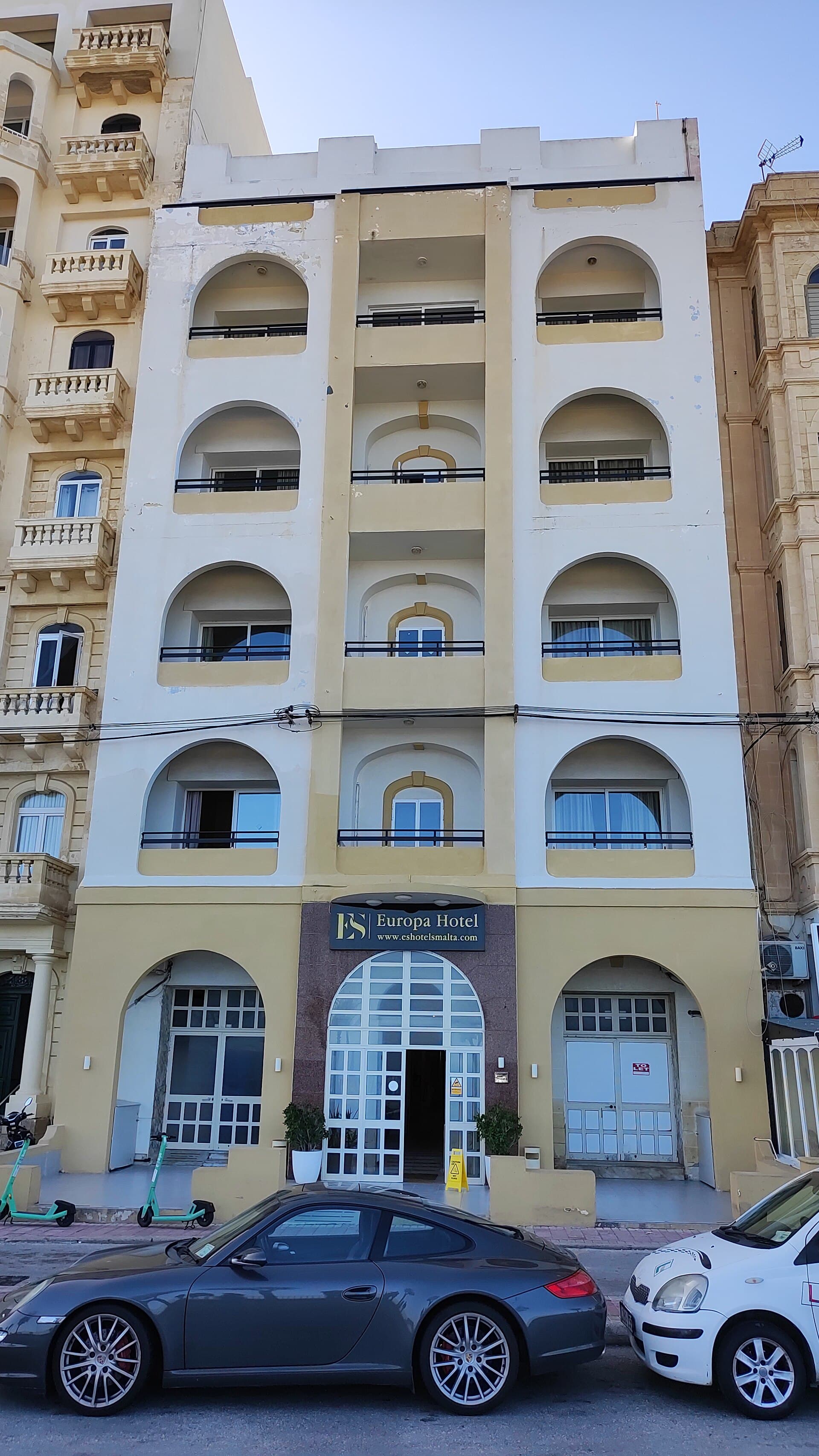 Europa Hotel (via Wikimedia Commons, CC BY-SA 4.0)