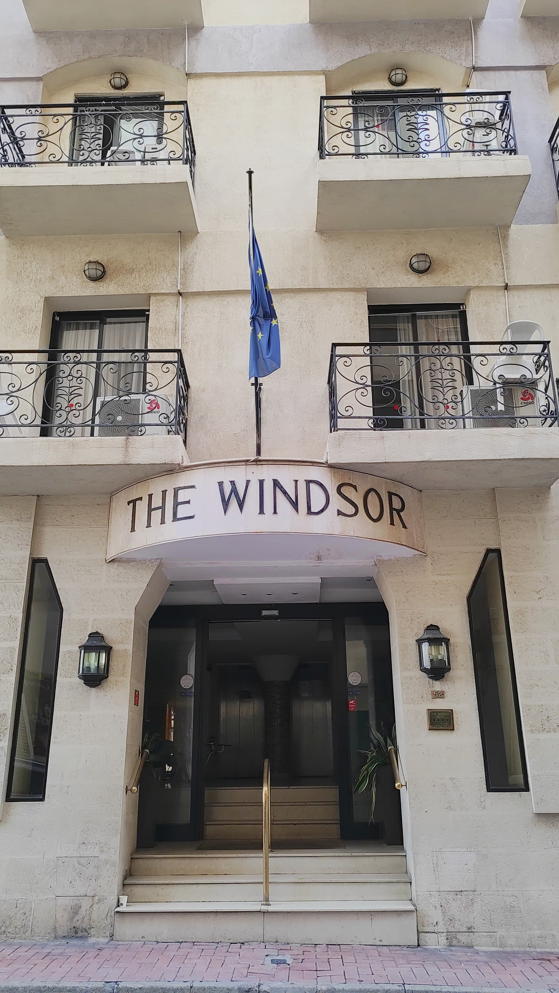 Windsor Hotel (via Wikimedia Commons, CC BY-SA 4.0)