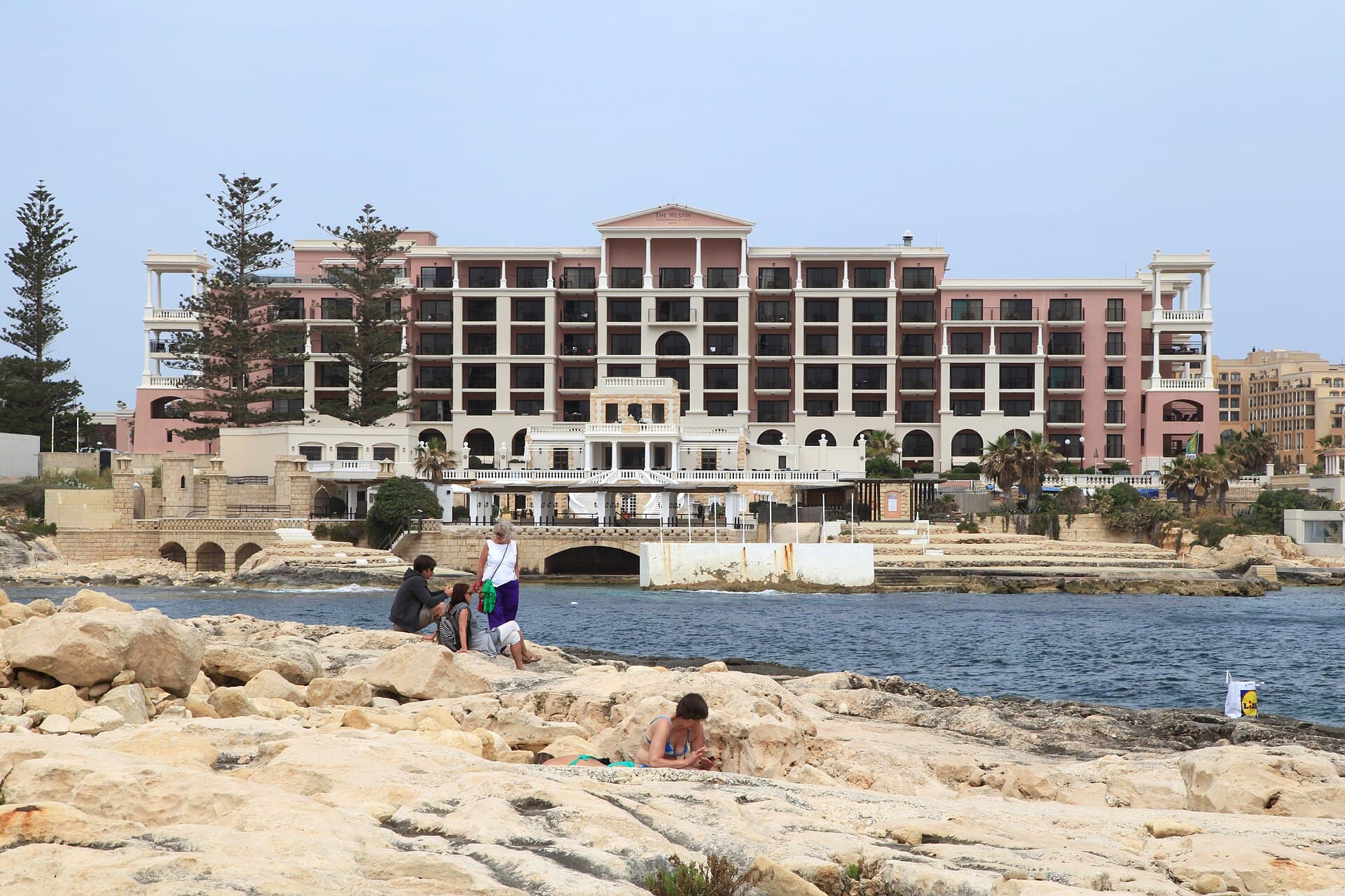 The Westin Dragonara Resort (via Wikimedia Commons, CC BY-SA 3.0)