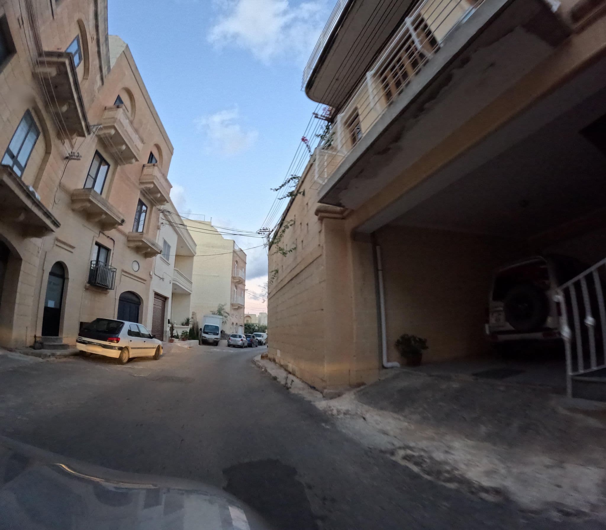 Street view near Tad-Dinnier Farmhouse, Żebbuġ — © richlv (CC BY-SA · Mapillary)
