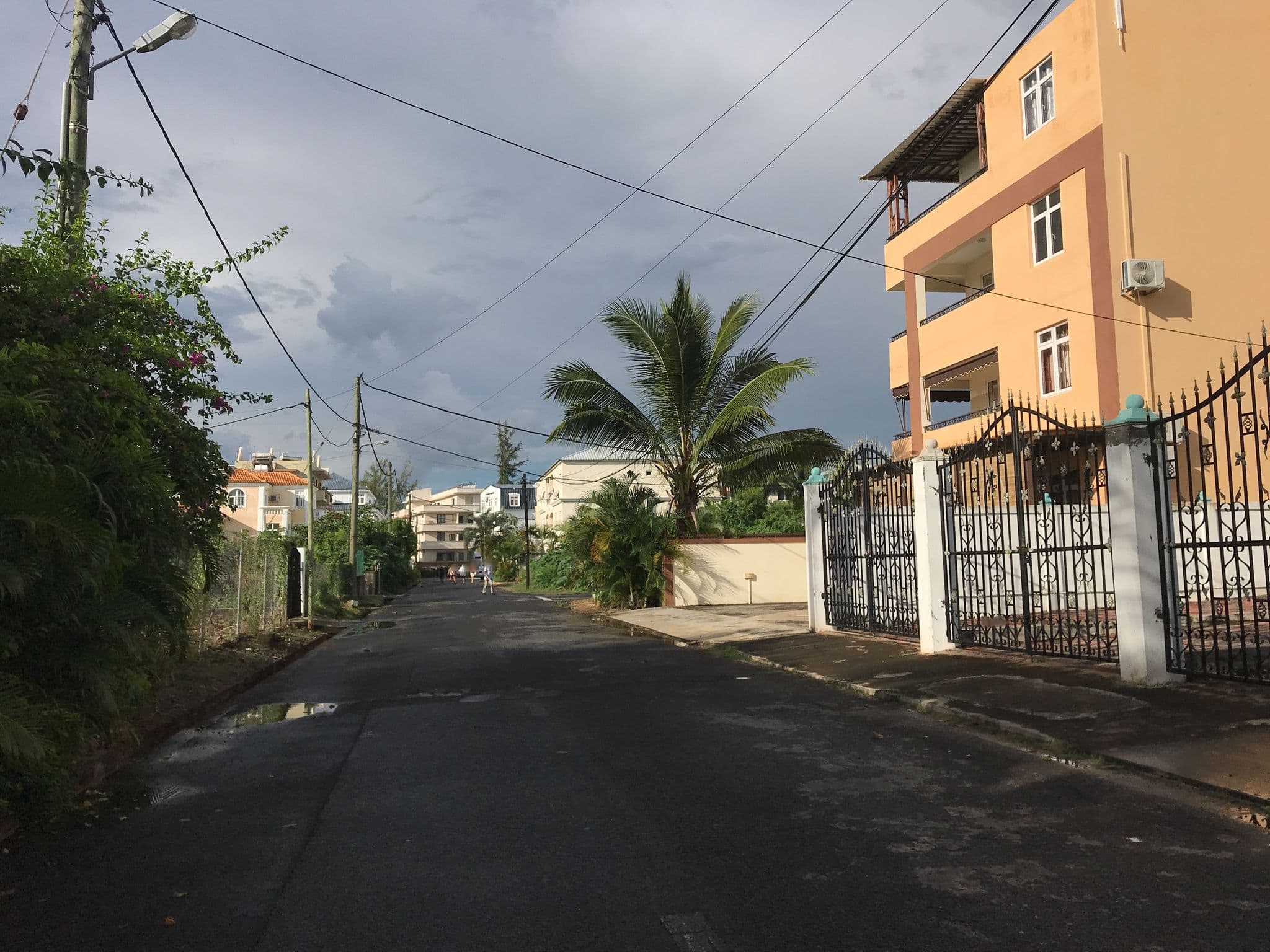 Street view near Le Mirage Exotique, Flic en Flac — © thepriben (CC BY-SA · Mapillary)