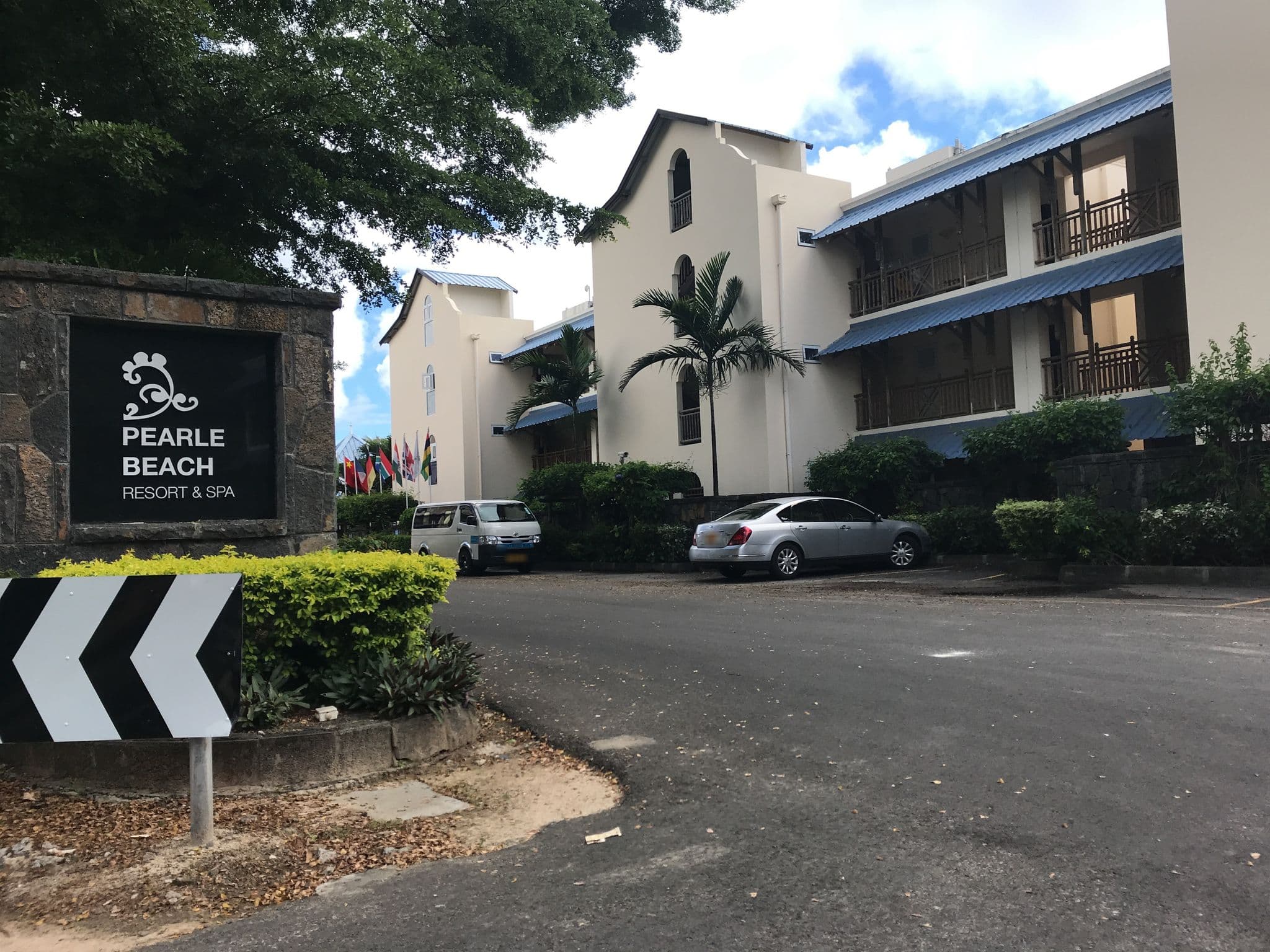 Street view near Pearle Beach Hotel, Flic en Flac — © thepriben (CC BY-SA · Mapillary)