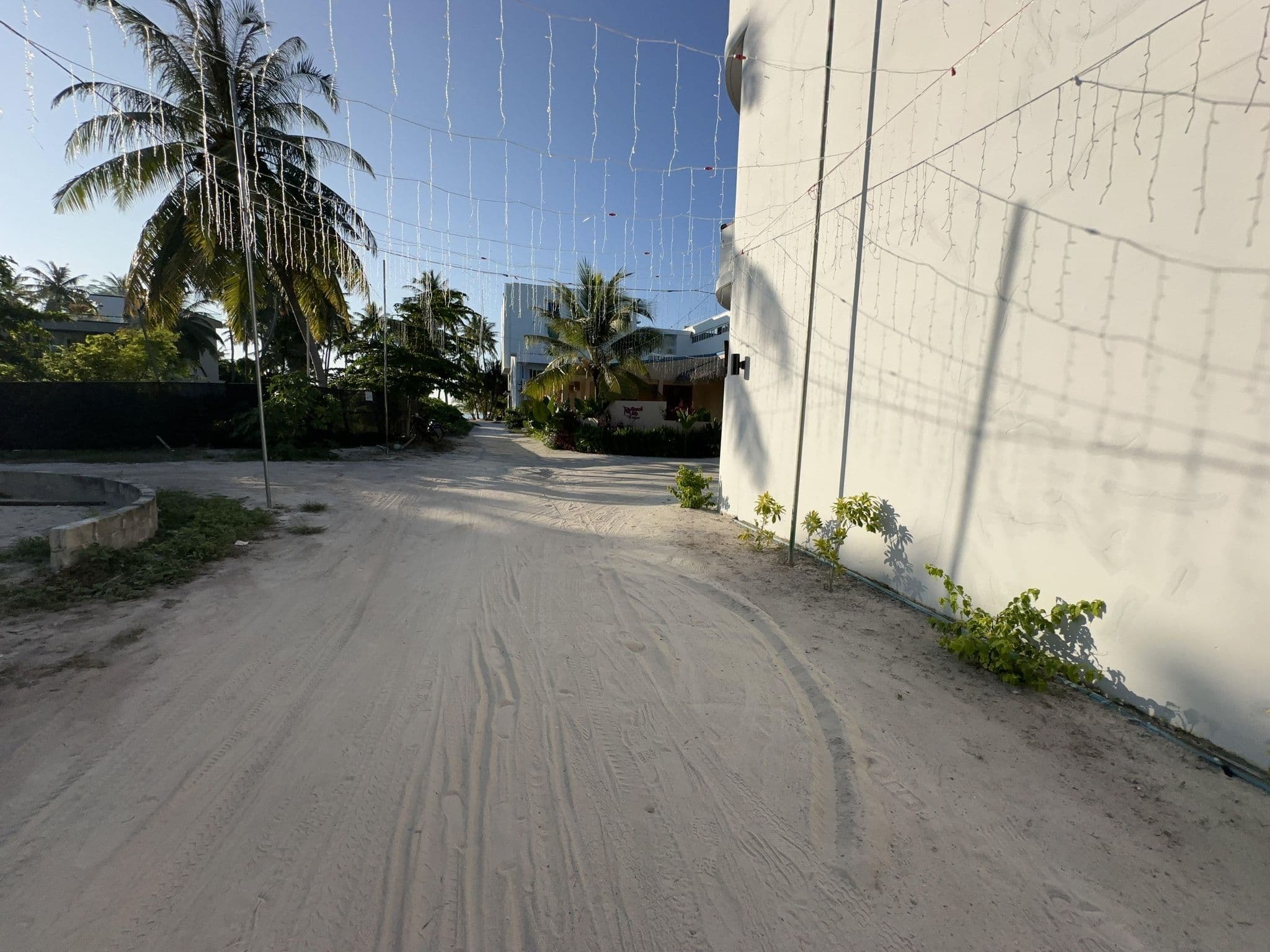 Street view near White Sand Dhigurah, Mahibadhoo — © asturksever (CC BY-SA · Mapillary)