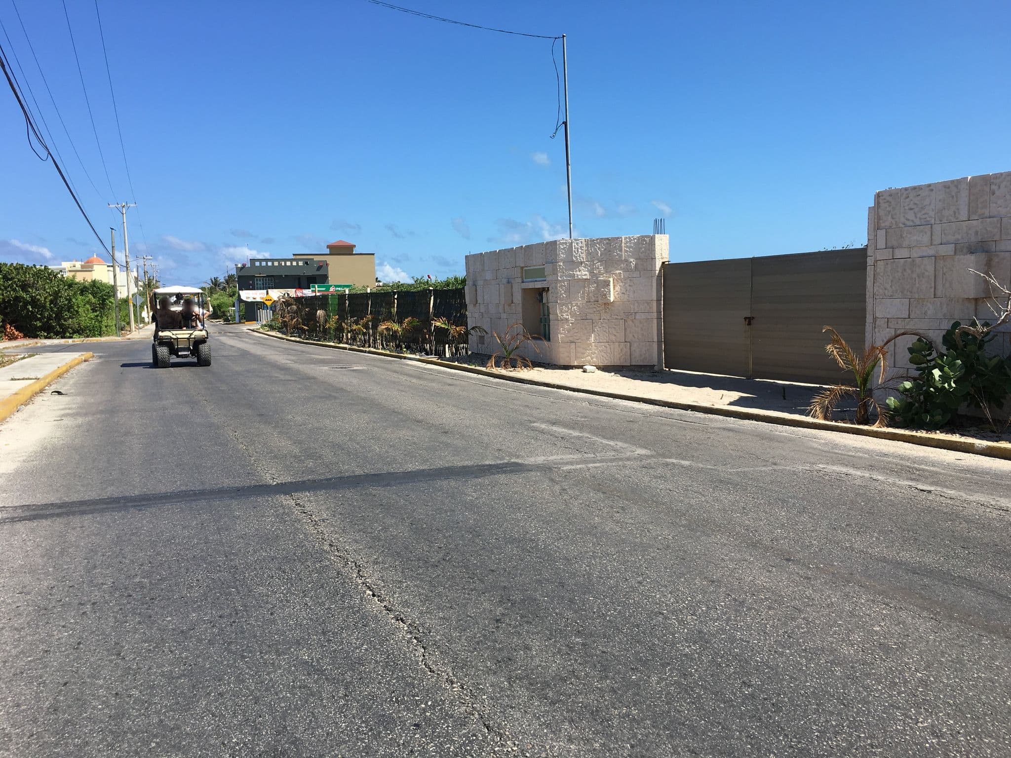 Street view near Dos Mil Suénos, Isla Mujeres — © ccossio (CC BY-SA · Mapillary)