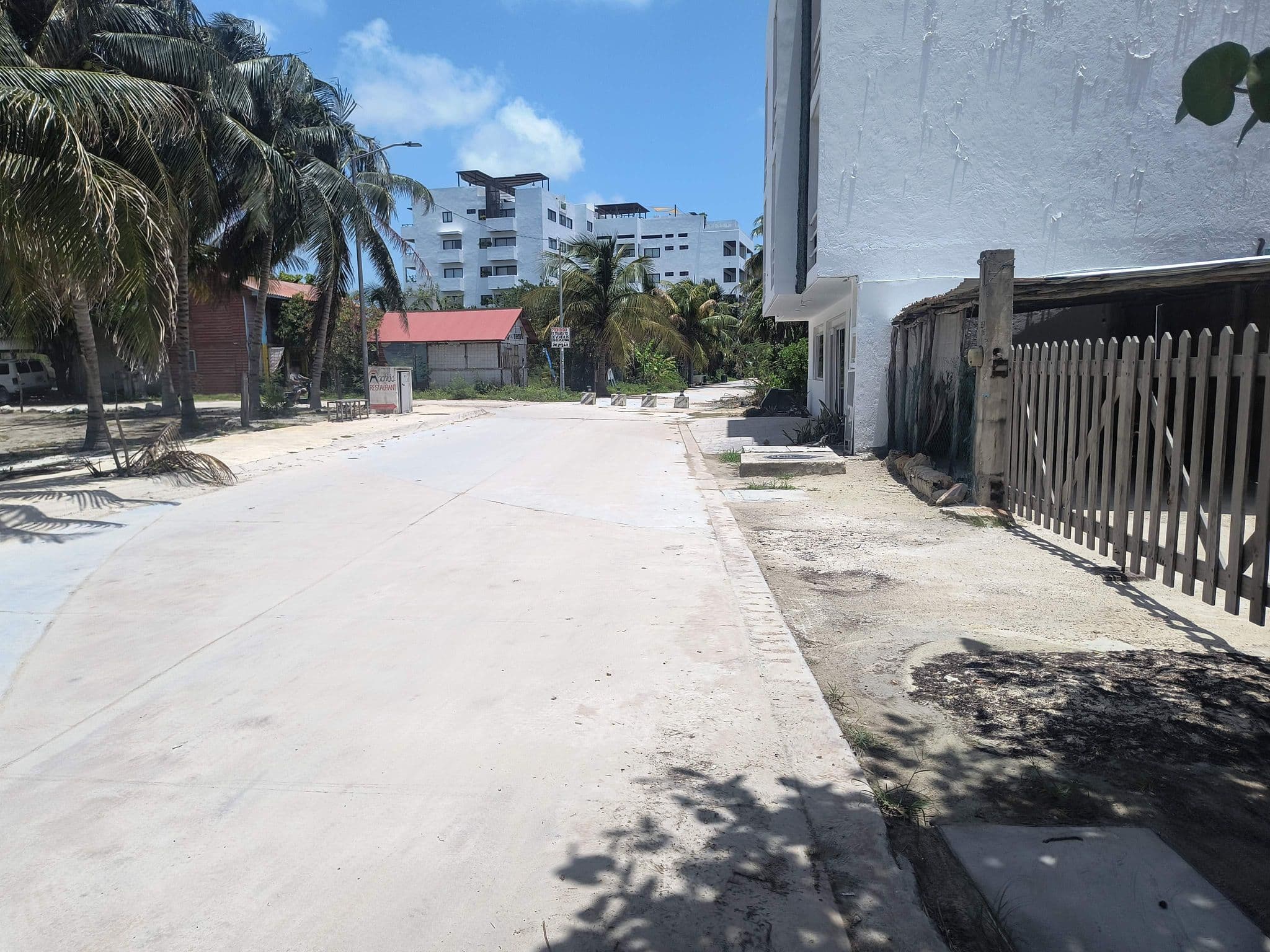 Street view near Hotel Macho´s Mahahual, Calderitas — © mapeadora (CC BY-SA · Mapillary)