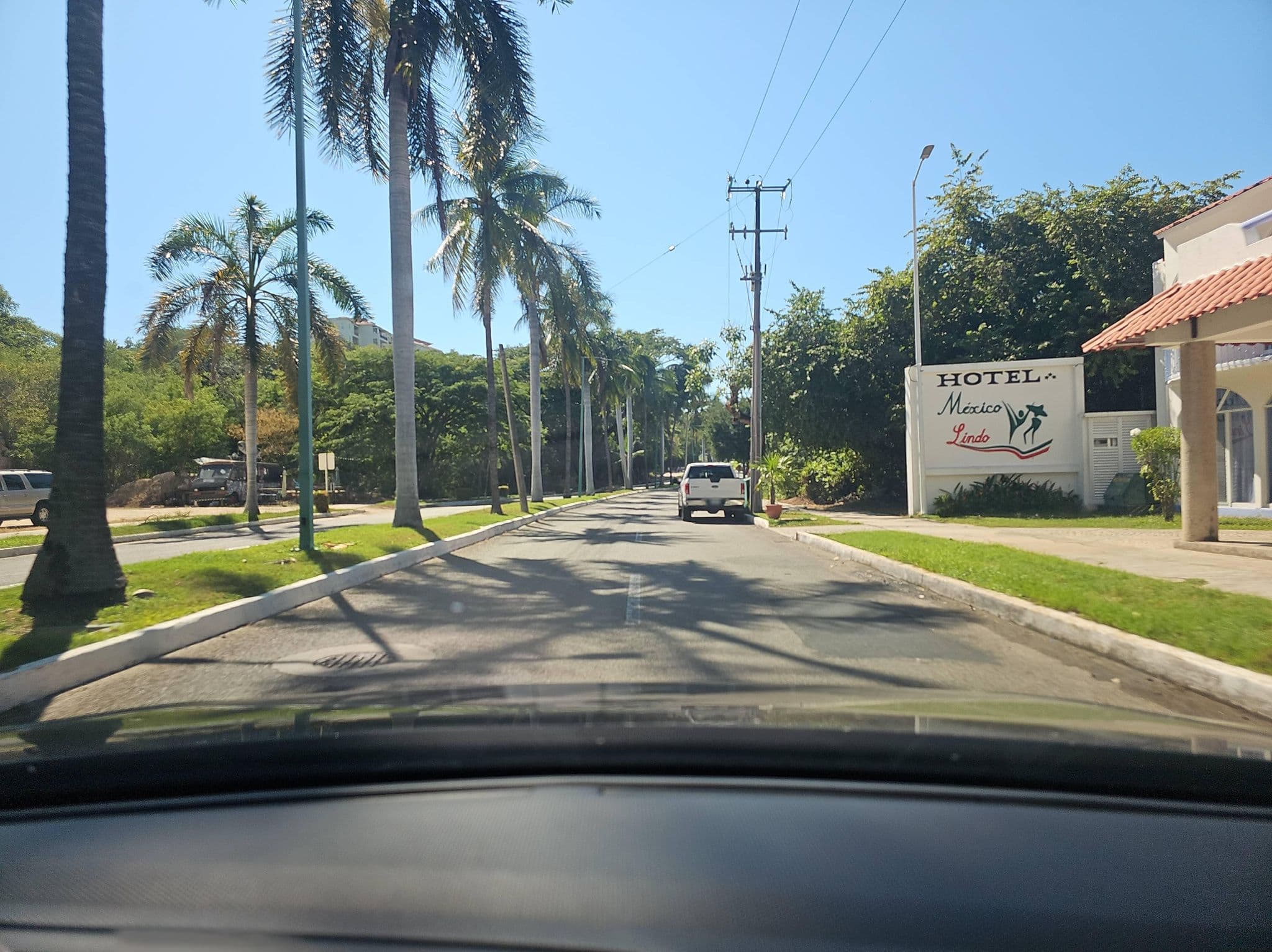 Street view near México Lindo, Crucecita — © ezaratemx (CC BY-SA · Mapillary)