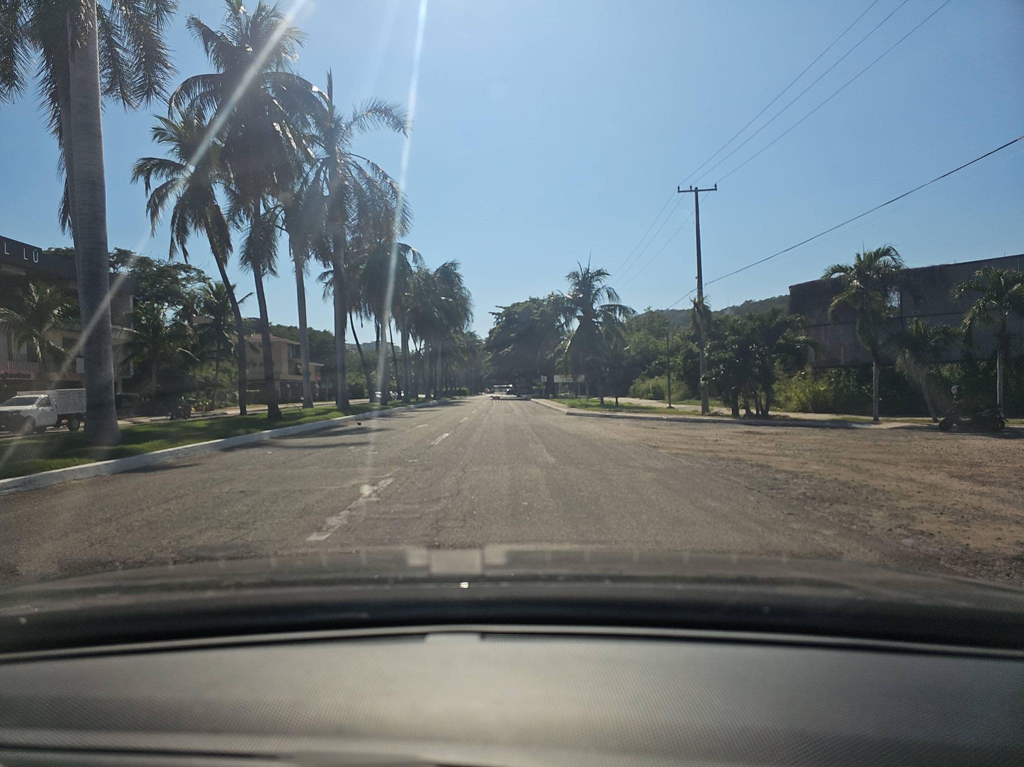Street view near Hotel Bahía Huatulco, Crucecita — © ezaratemx (CC BY-SA · Mapillary)