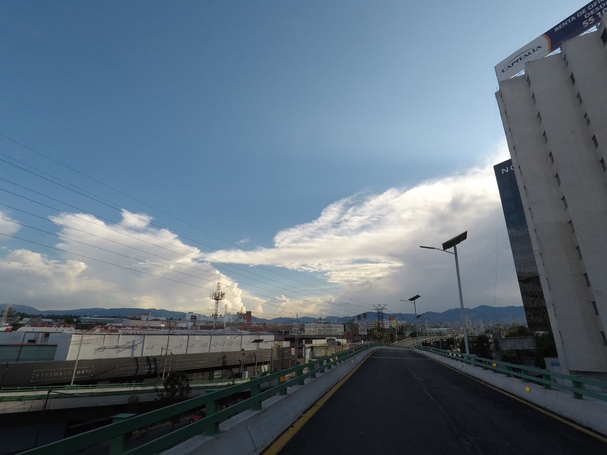 Street view near Hotel Valle de Mexico Toreo, Naucalpan de Juárez — © brujulanorte (CC BY-SA · Mapillary)