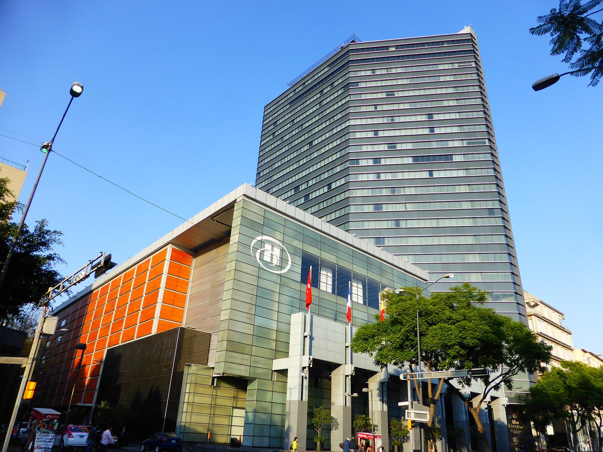 Hilton Mexico City Reforma (via Wikimedia Commons, CC BY-SA 4.0)