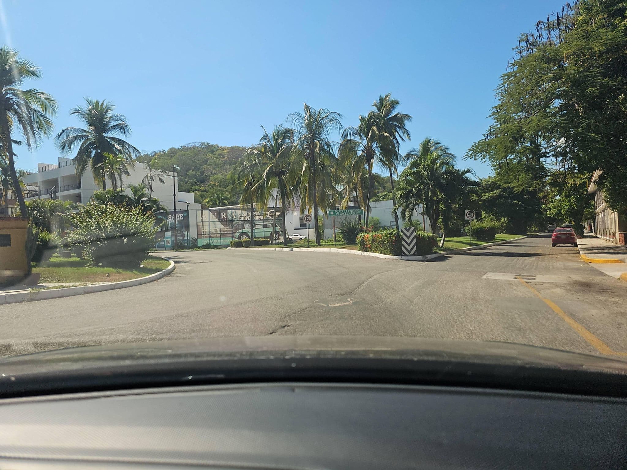 Street view near Binniguenda Huatulco, Crucecita — © ezaratemx (CC BY-SA · Mapillary)
