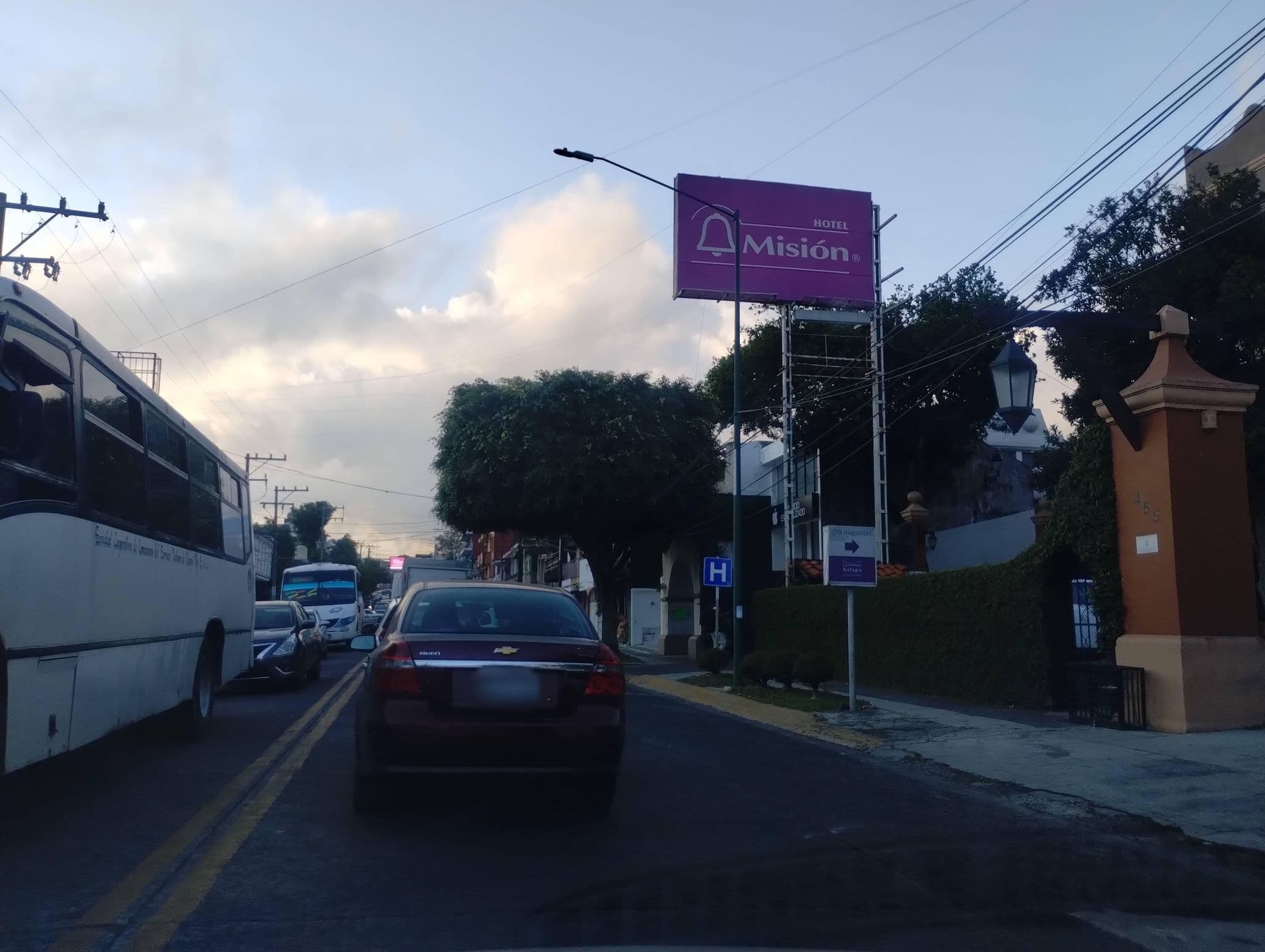 Street view near Hotel Misión Xalapa Plaza de las Convenciones, Xalapa de Enríquez — © cu_CARTOGRAFIA (CC BY-SA · Mapillary)