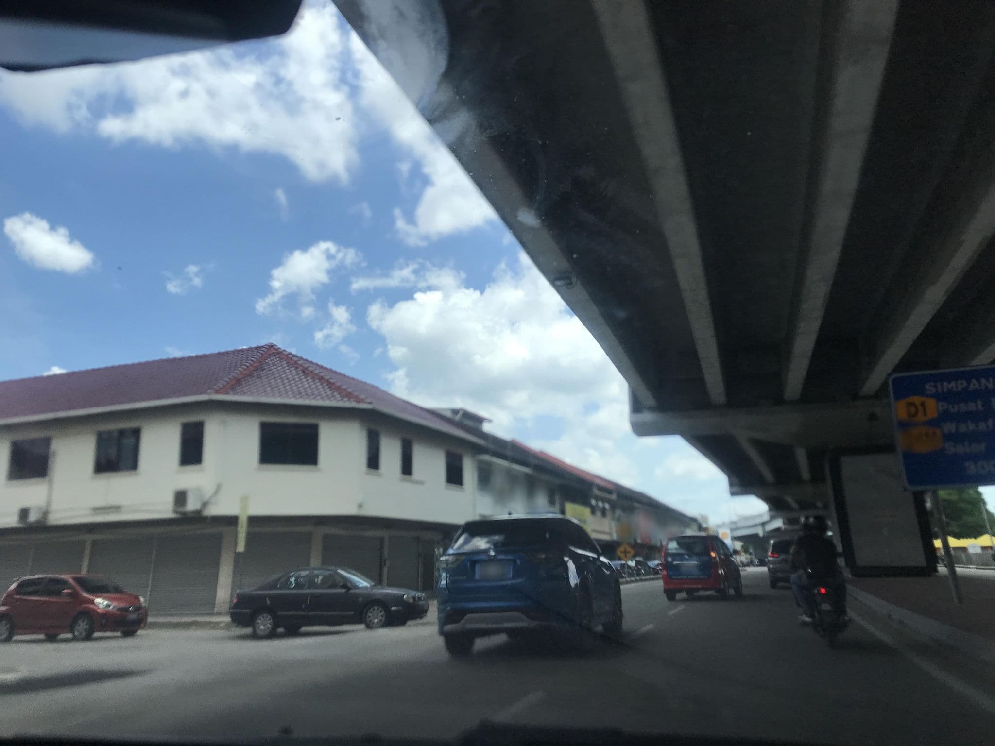 Street view near Tune Hotel, Kampung Wakaf Sku — © Jeddy (CC BY-SA · Mapillary)