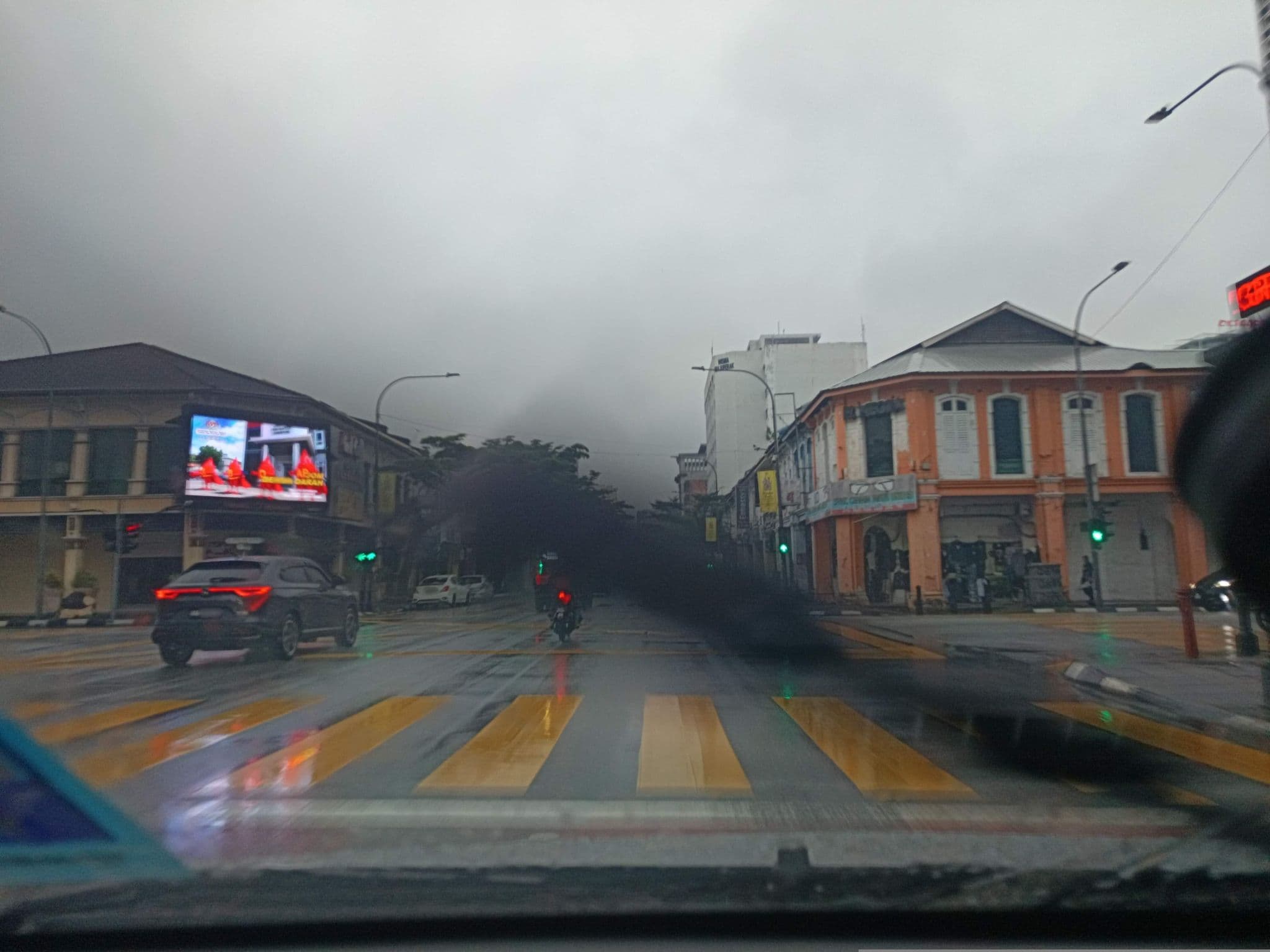 Street view near Eastern Hotel, Ipoh — © YikQin (CC BY-SA · Mapillary)