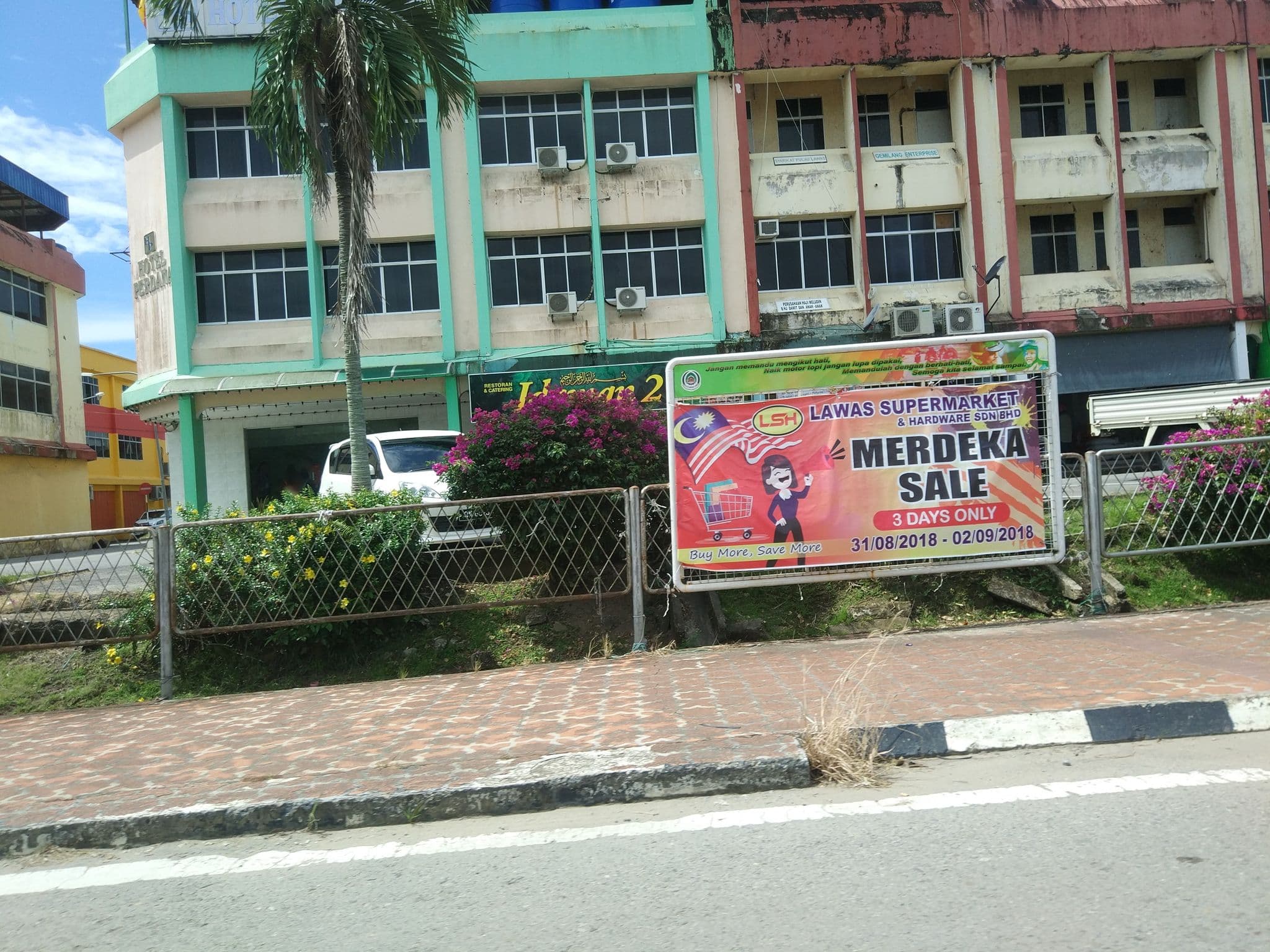 Street view near Hotel Perdana, Lawas — © raito (CC BY-SA · Mapillary)
