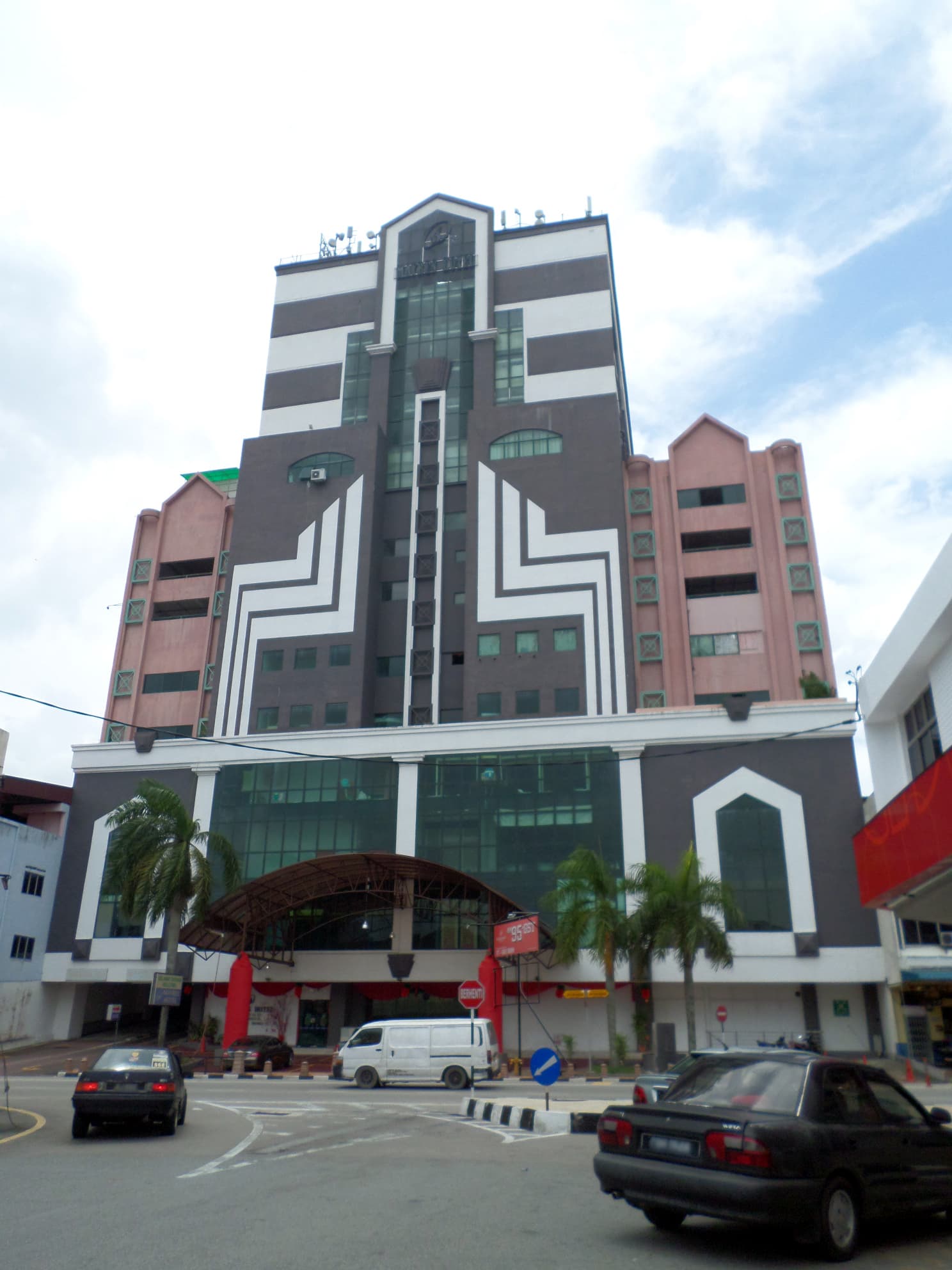 Mayres Hotel (via Wikimedia Commons, CC BY-SA 4.0)