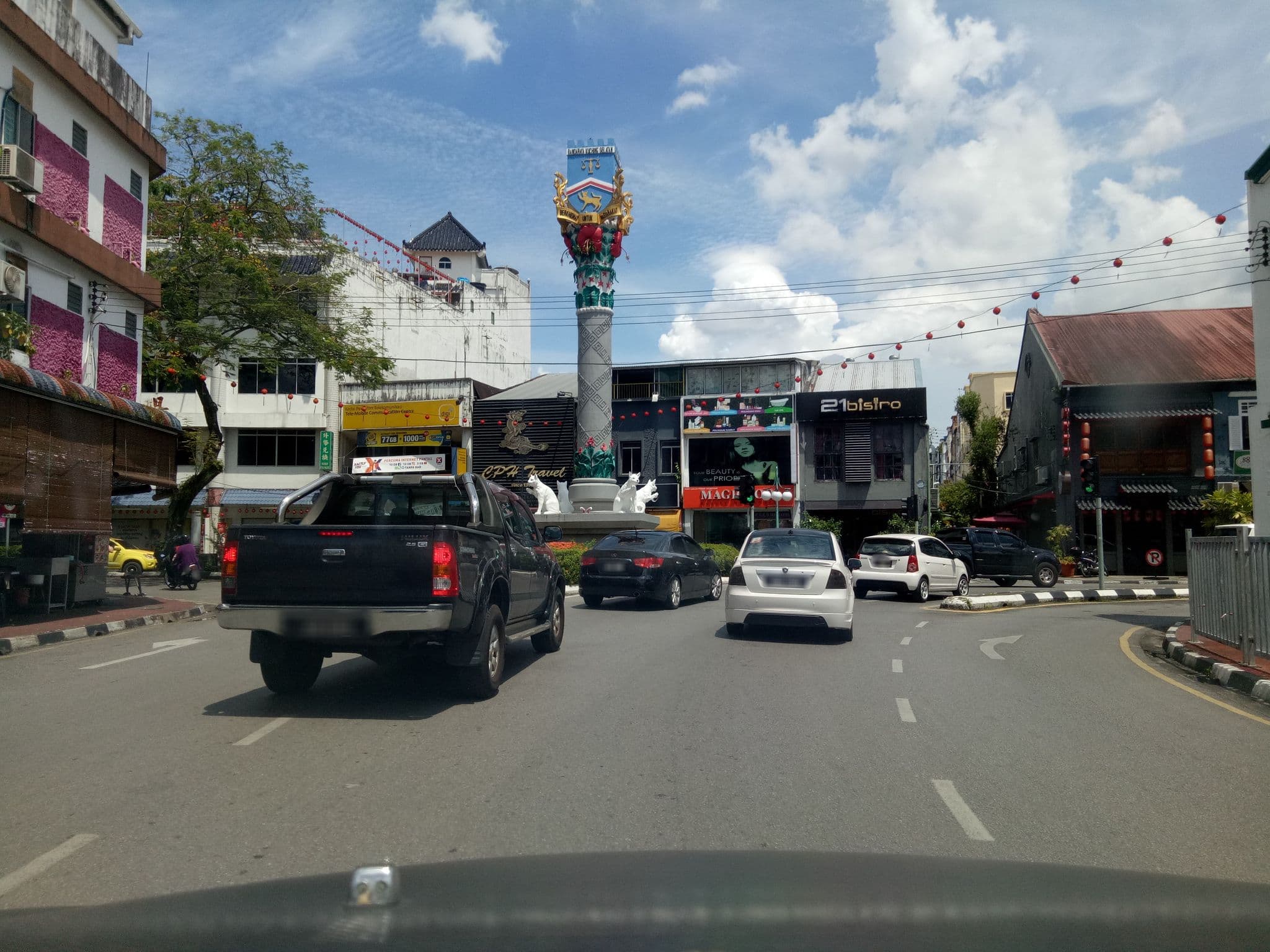 Street view near Kapit Hotel, Kuching
