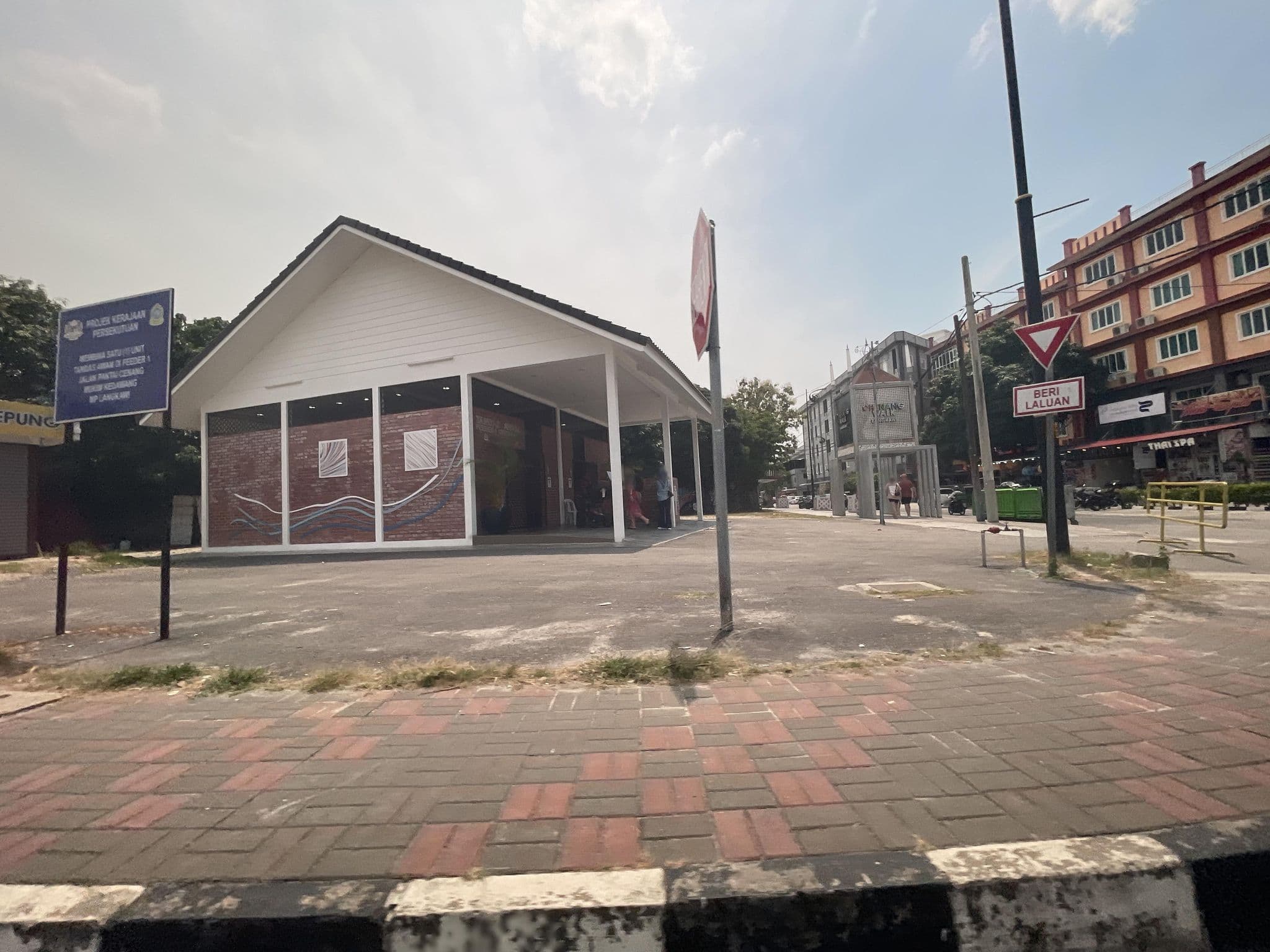 Street view near Melati Mixed Dormitory, Pantai Cenang — © filipb (CC BY-SA · Mapillary)